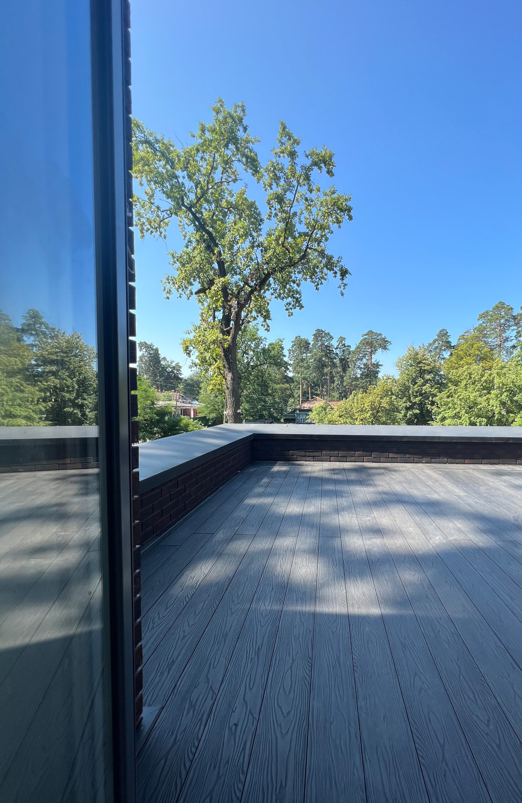 Modern terrace with anthracite composite decking and natural wood grain texture