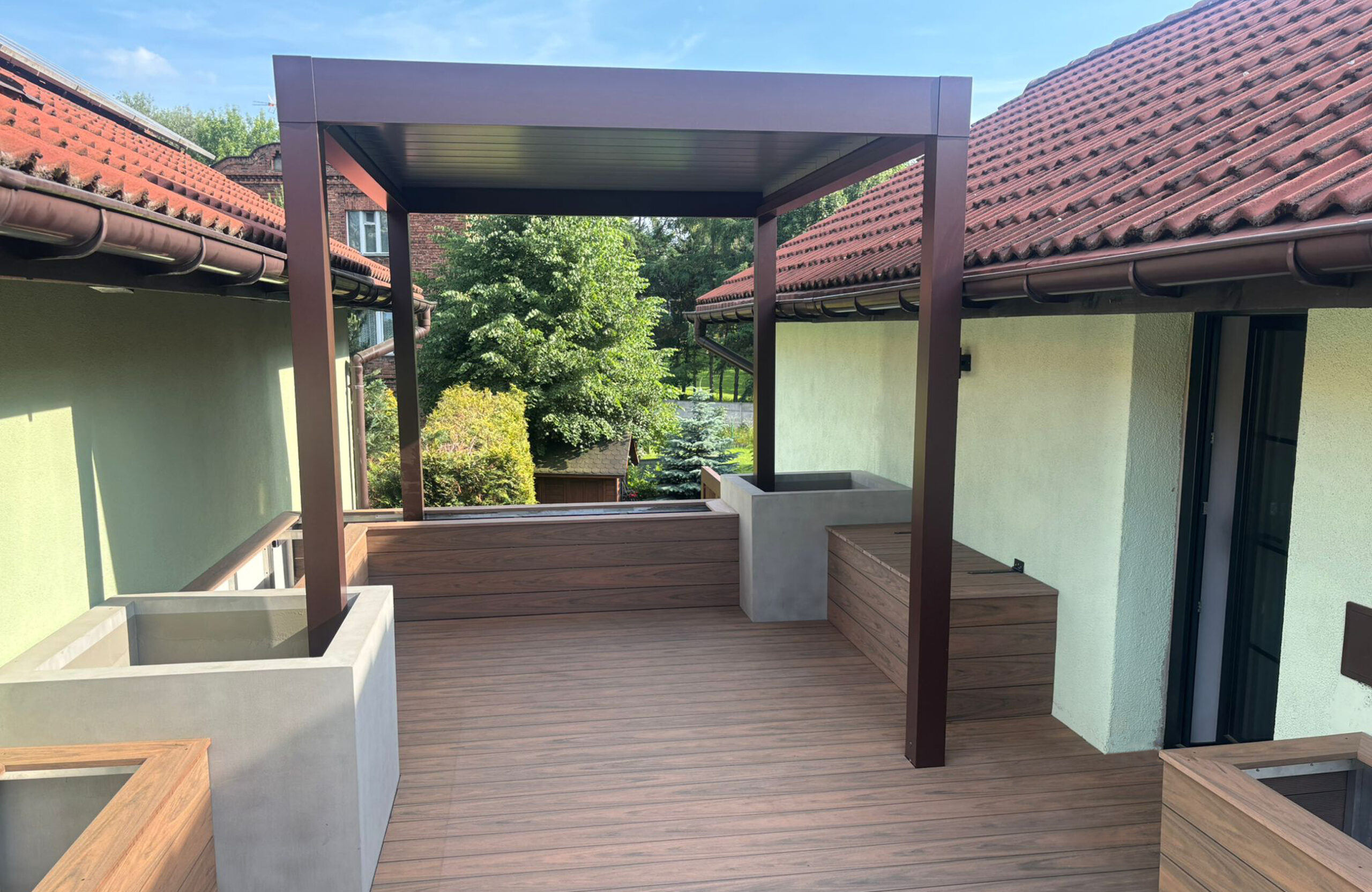 Outdoor terrace with Bruggan Multicolor Cedar composite decking and modern pergola