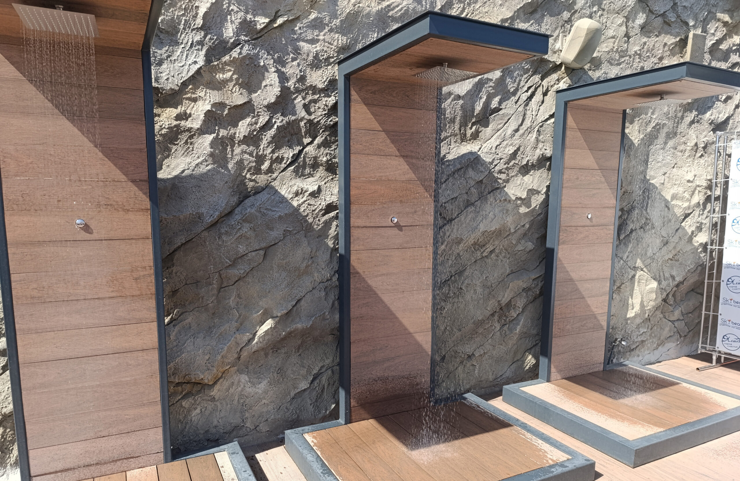 Outdoor shower area clad with Bruggan Multicolor Cedar composite boards