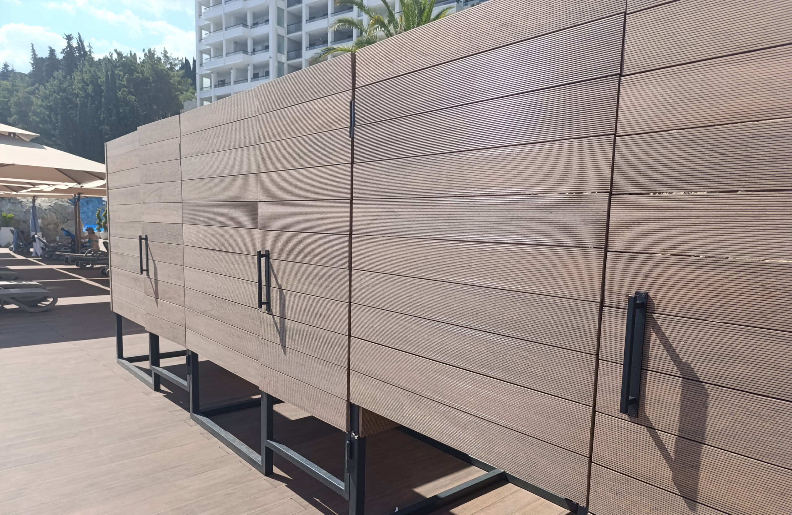 Bruggan Multicolor Cedar composite boards used for outdoor privacy screens at a seaside resort