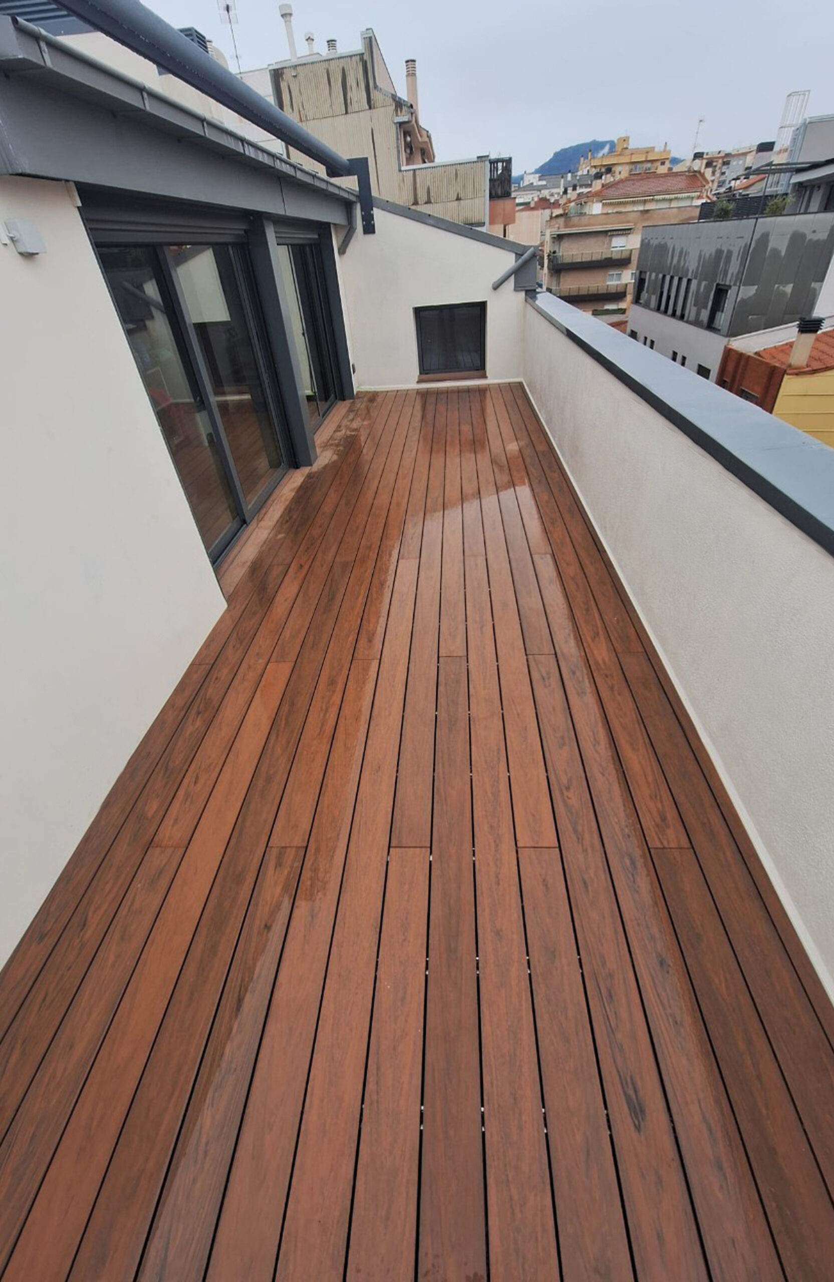 Rooftop terrace finished with Bruggan Multicolor Cedar composite decking in a natural wood look