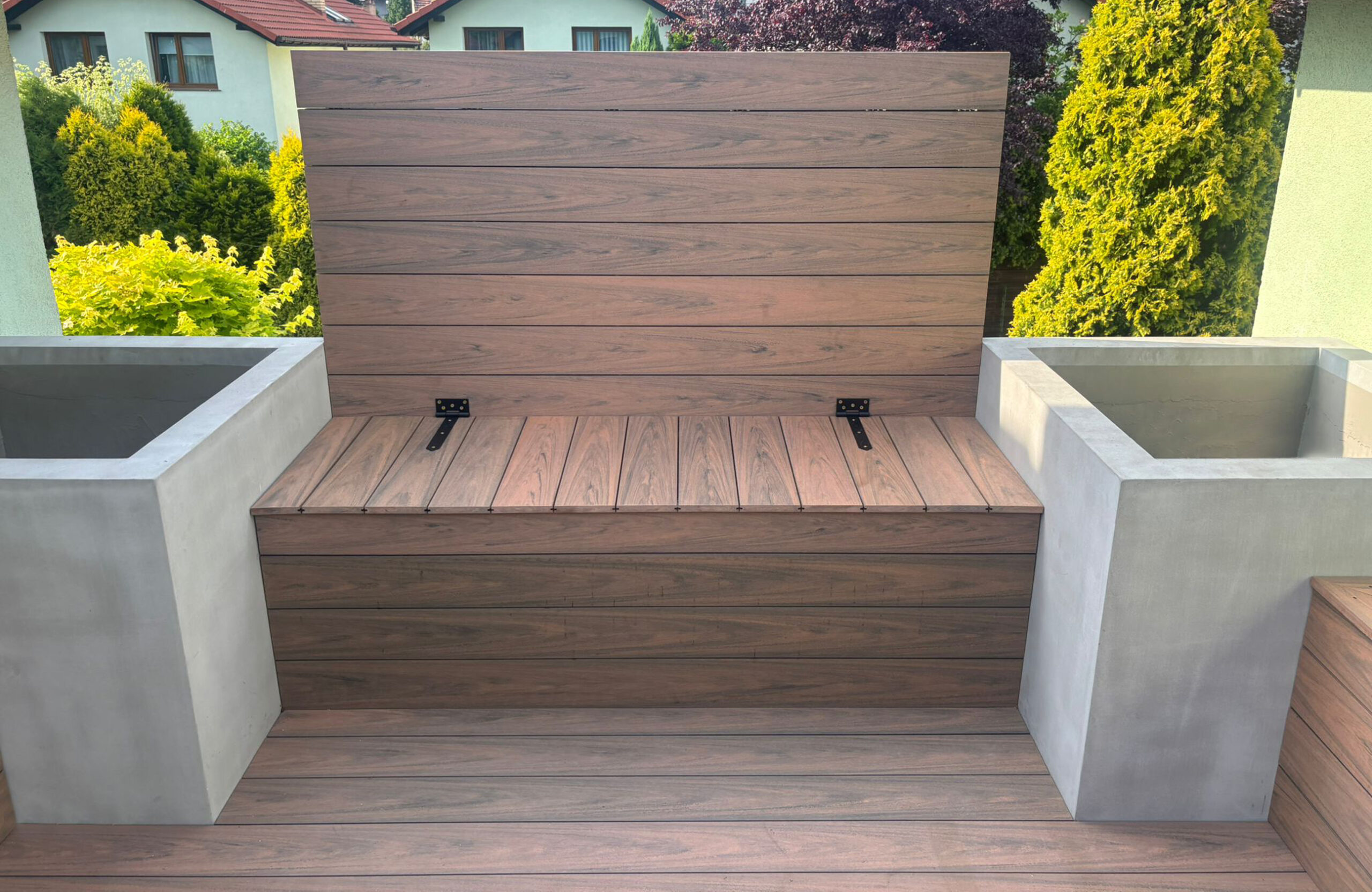 Built-in bench and privacy screen finished with Bruggan Multicolor Cedar composite boards