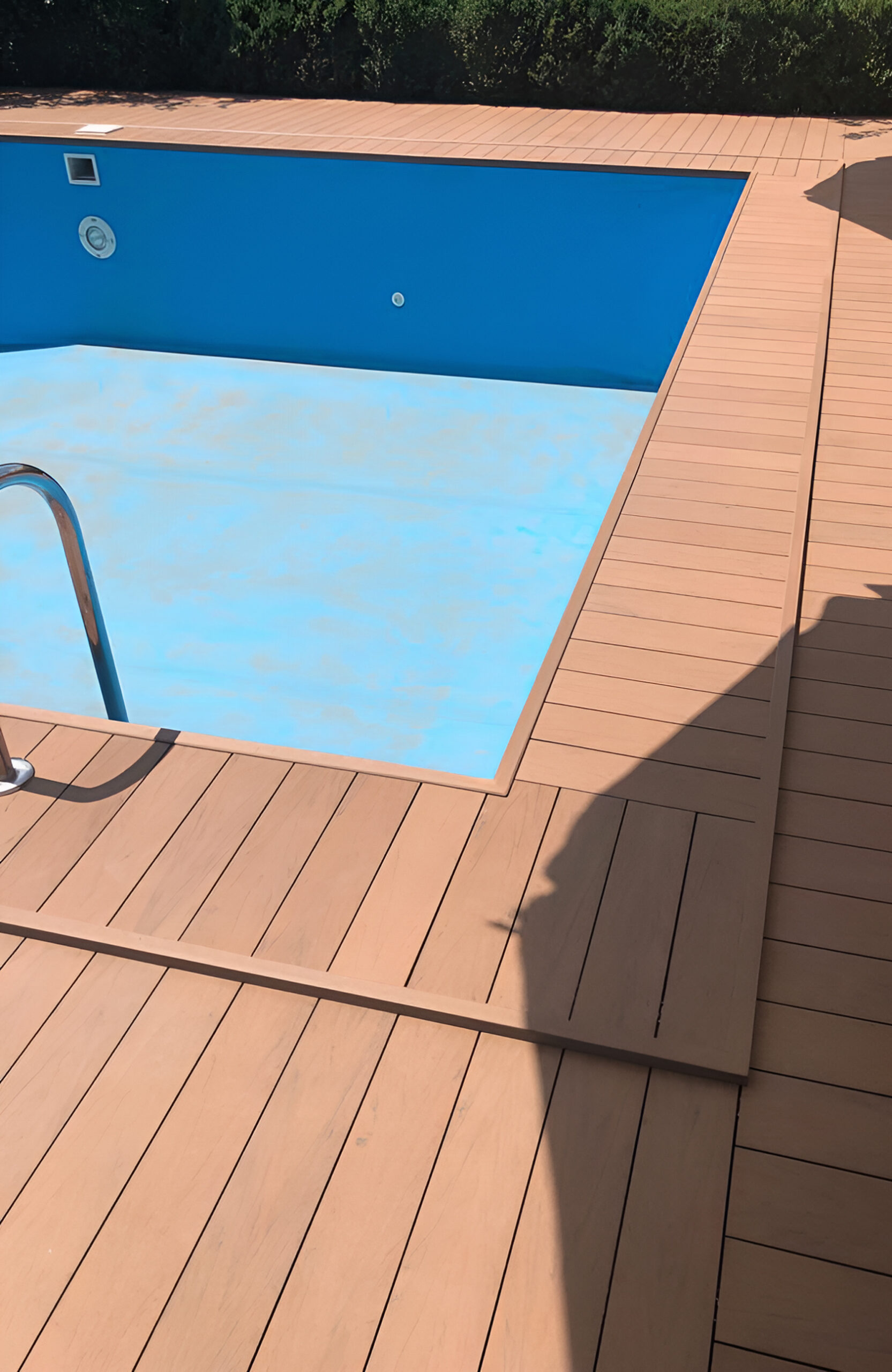 Bruggan Multicolor Cedar poolside decking with integrated pool cover