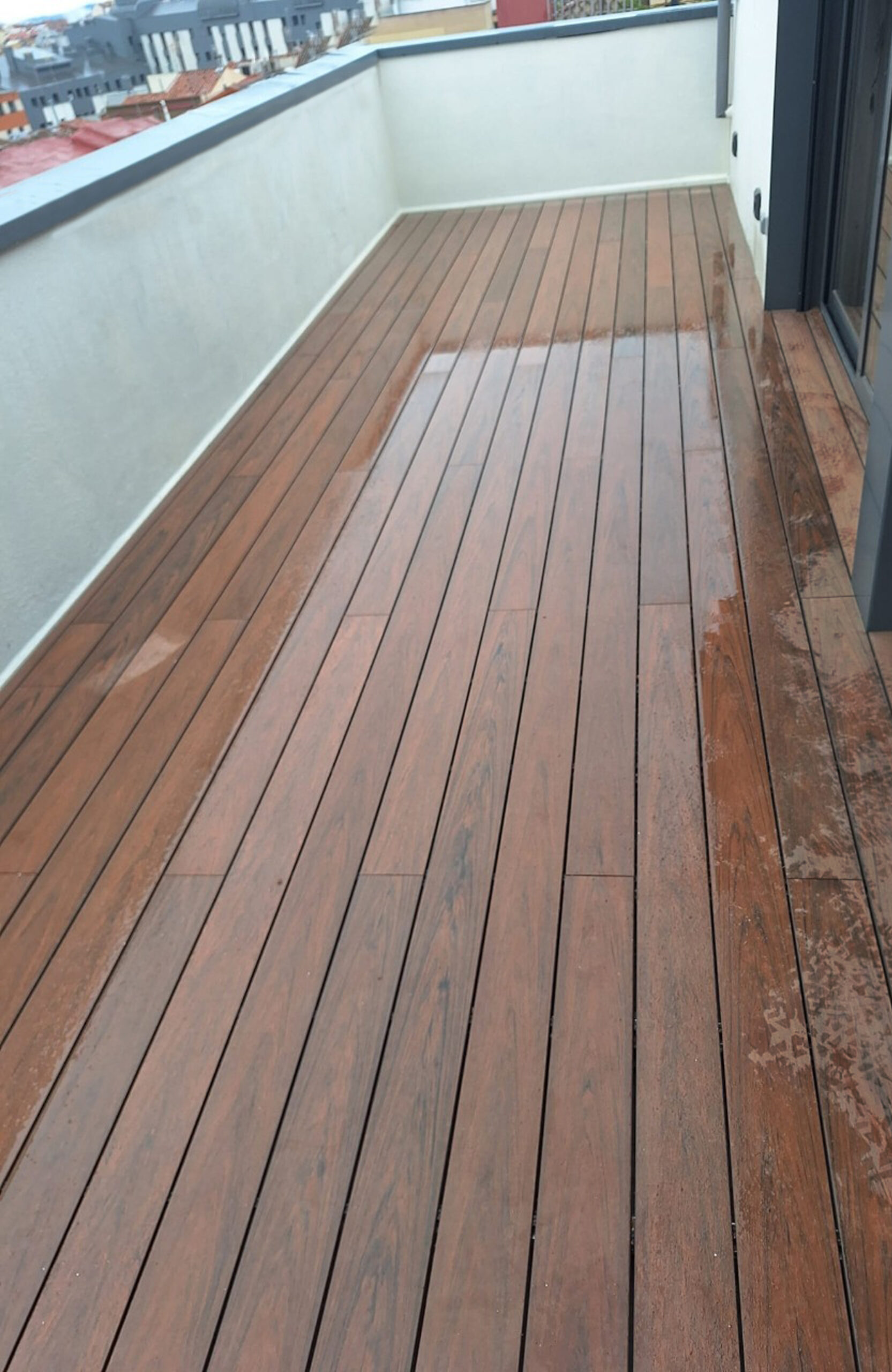 Wet Bruggan Multicolor Cedar composite decking on a modern rooftop terrace