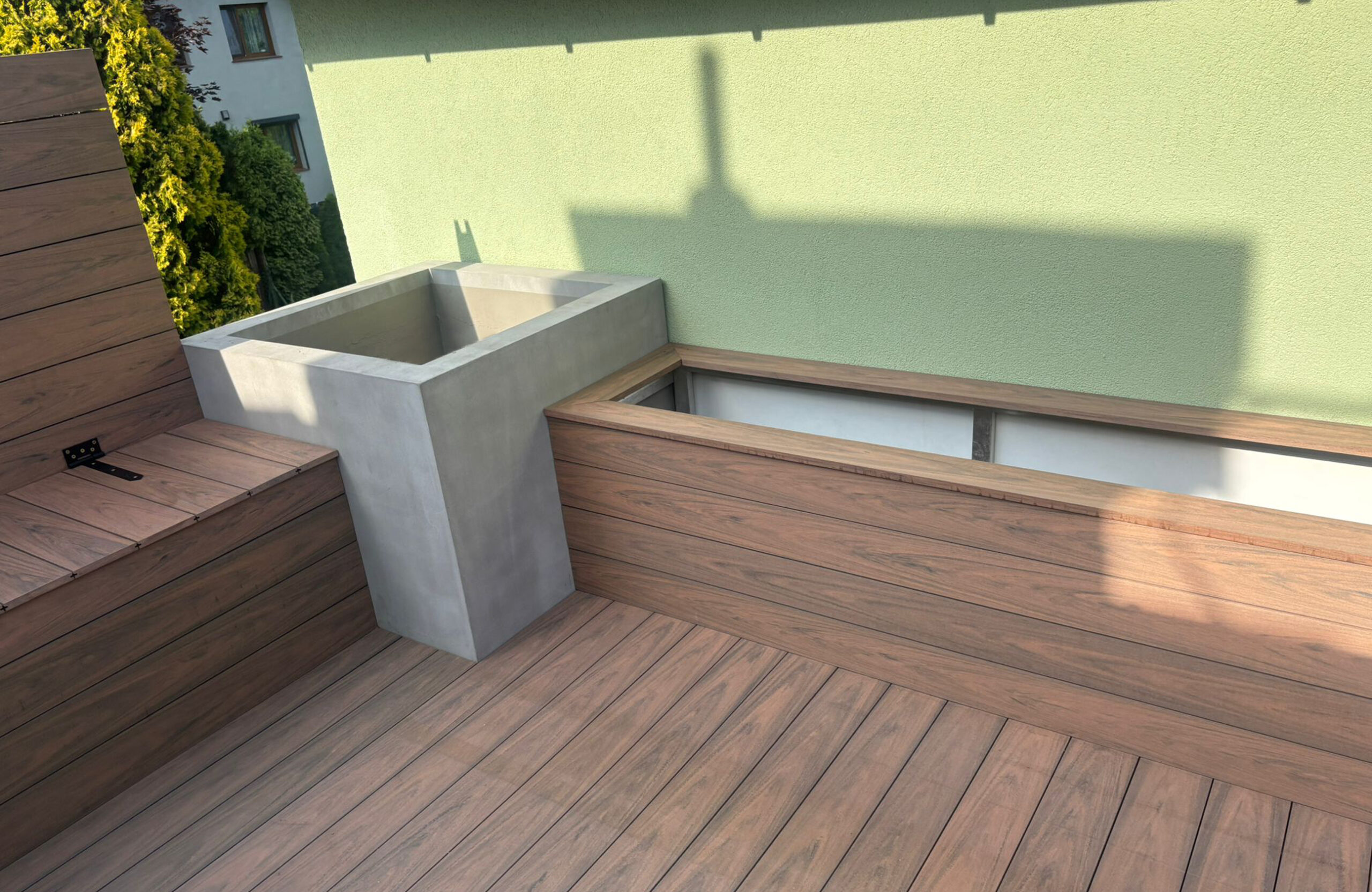 Modern outdoor terrace with Bruggan Multicolor Cedar decking and matching built-in elements