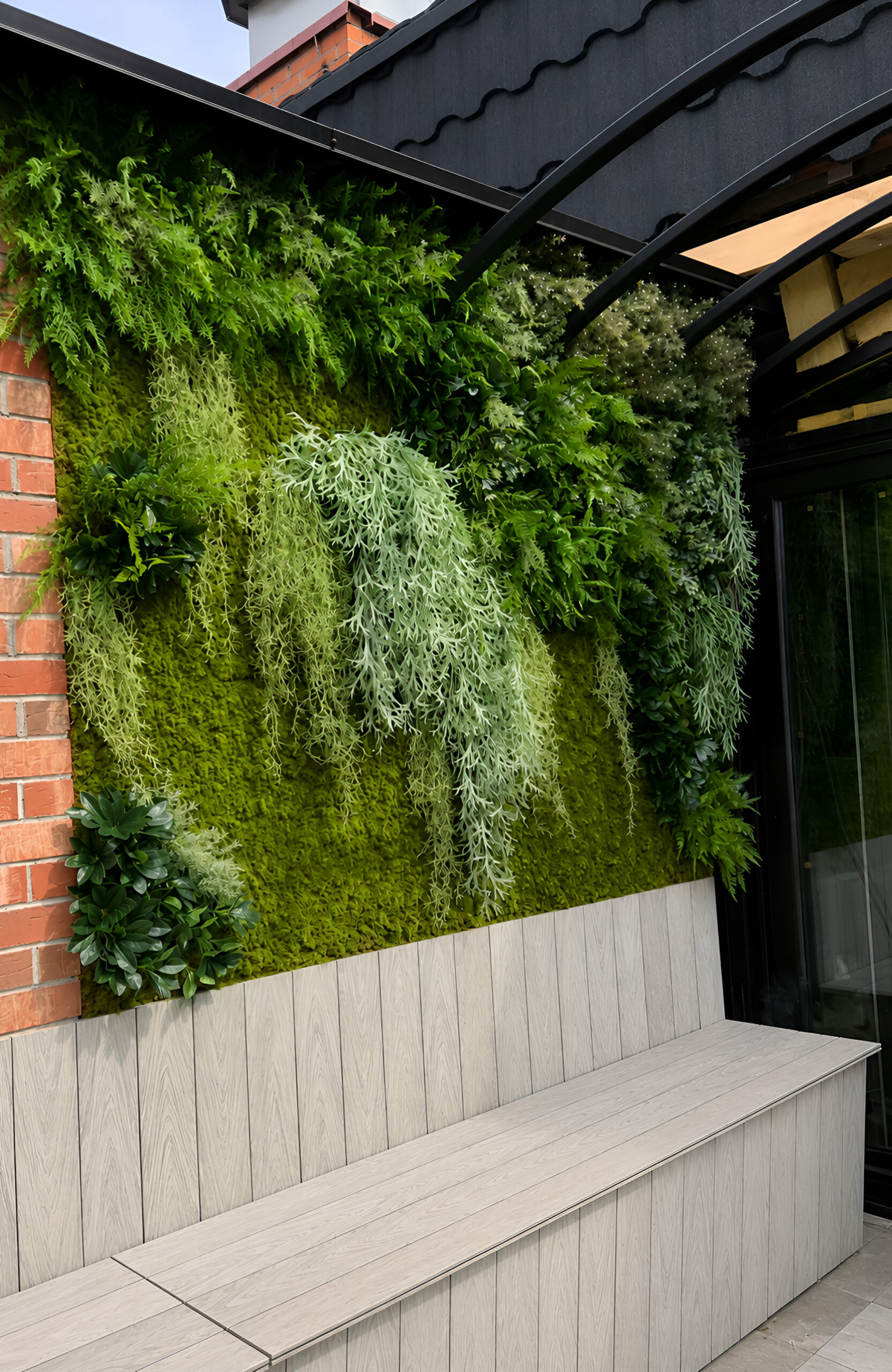 BRUGGAN Multicolor grey composite decking used for an outdoor terrace, steps and built-in bench