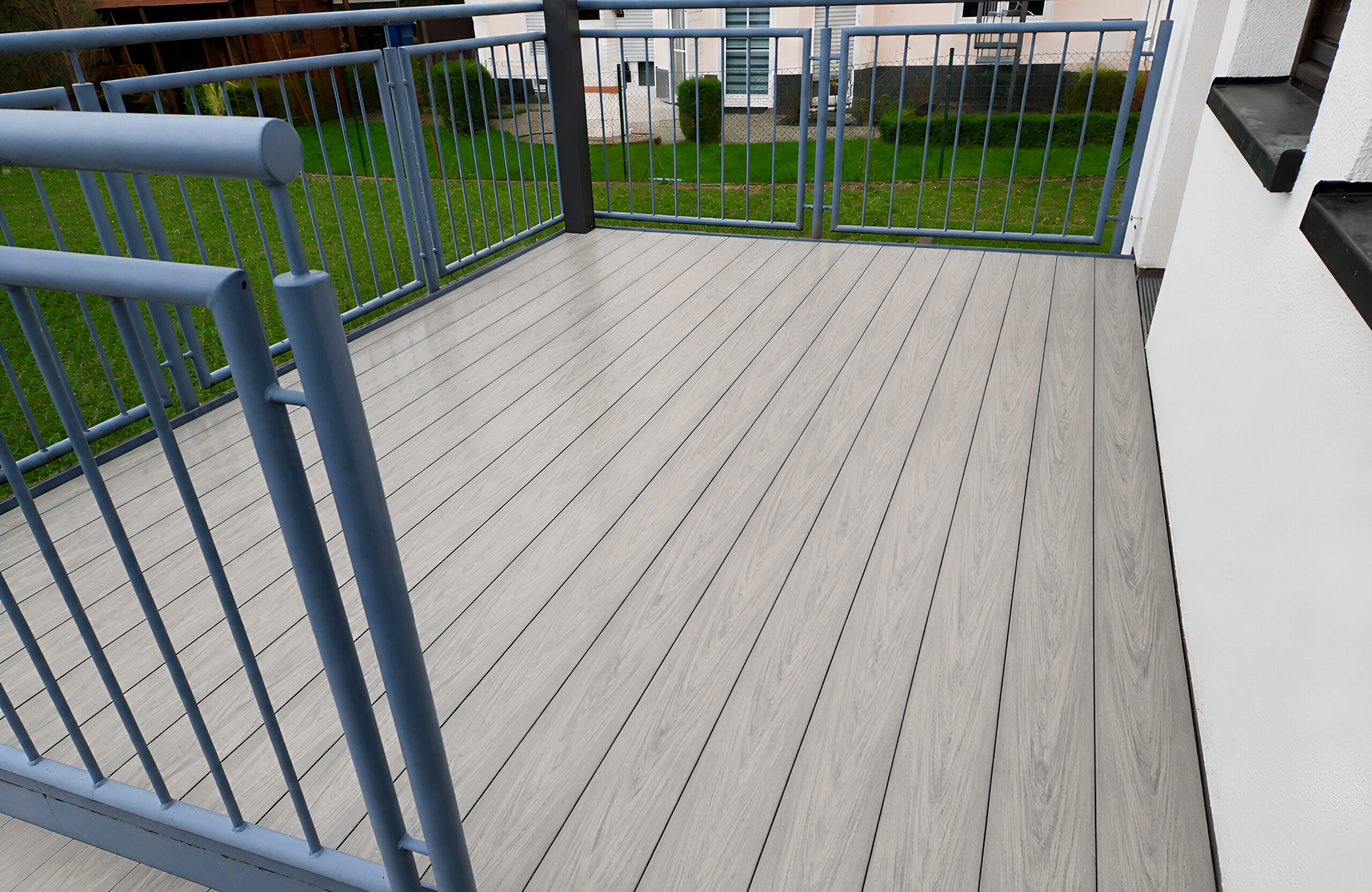 Light grey composite terrace flooring with BRUGGAN Multicolor decking