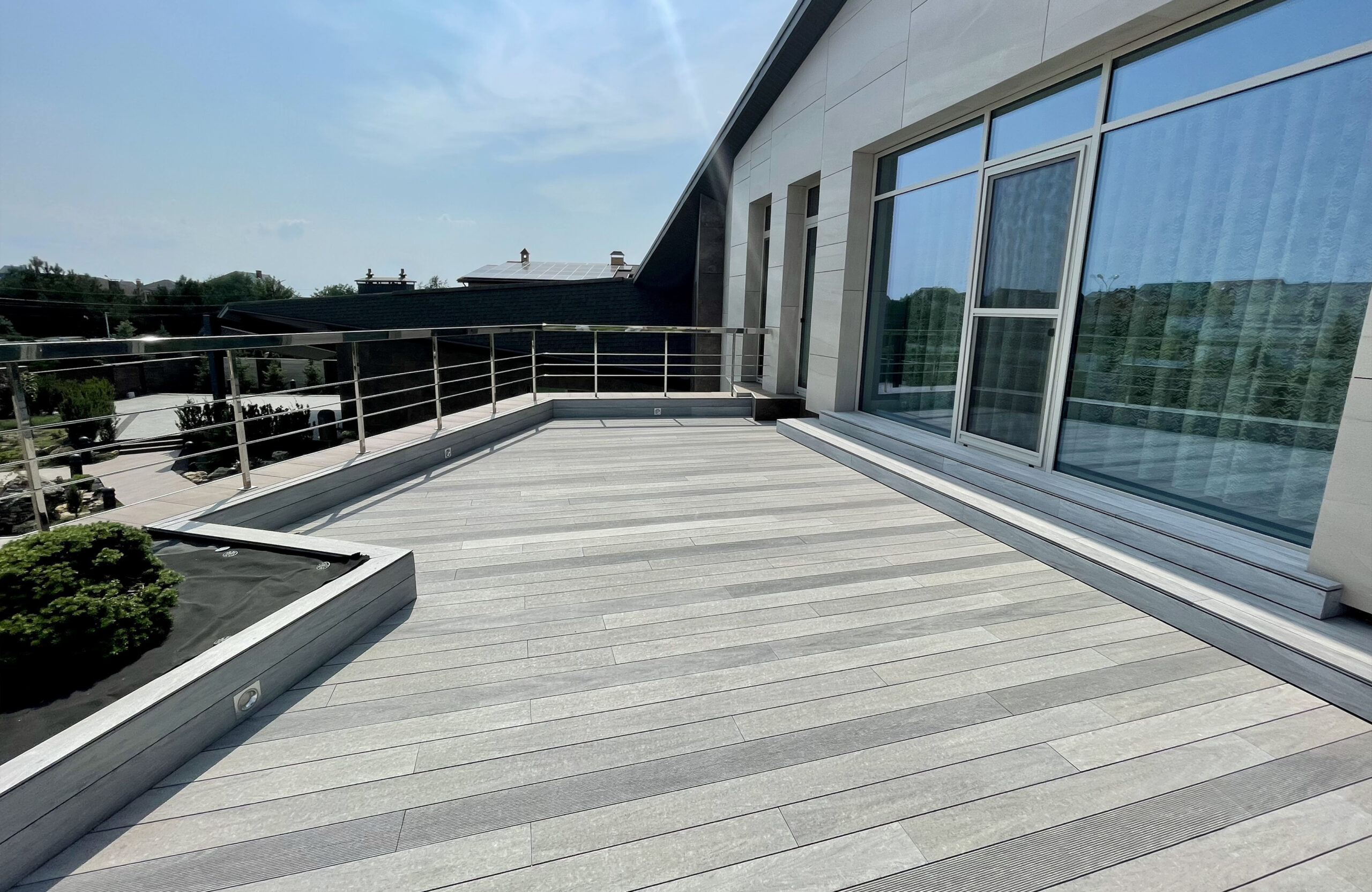 BRUGGAN MultiColor Grey composite decking on a spacious modern residential rooftop terrace
