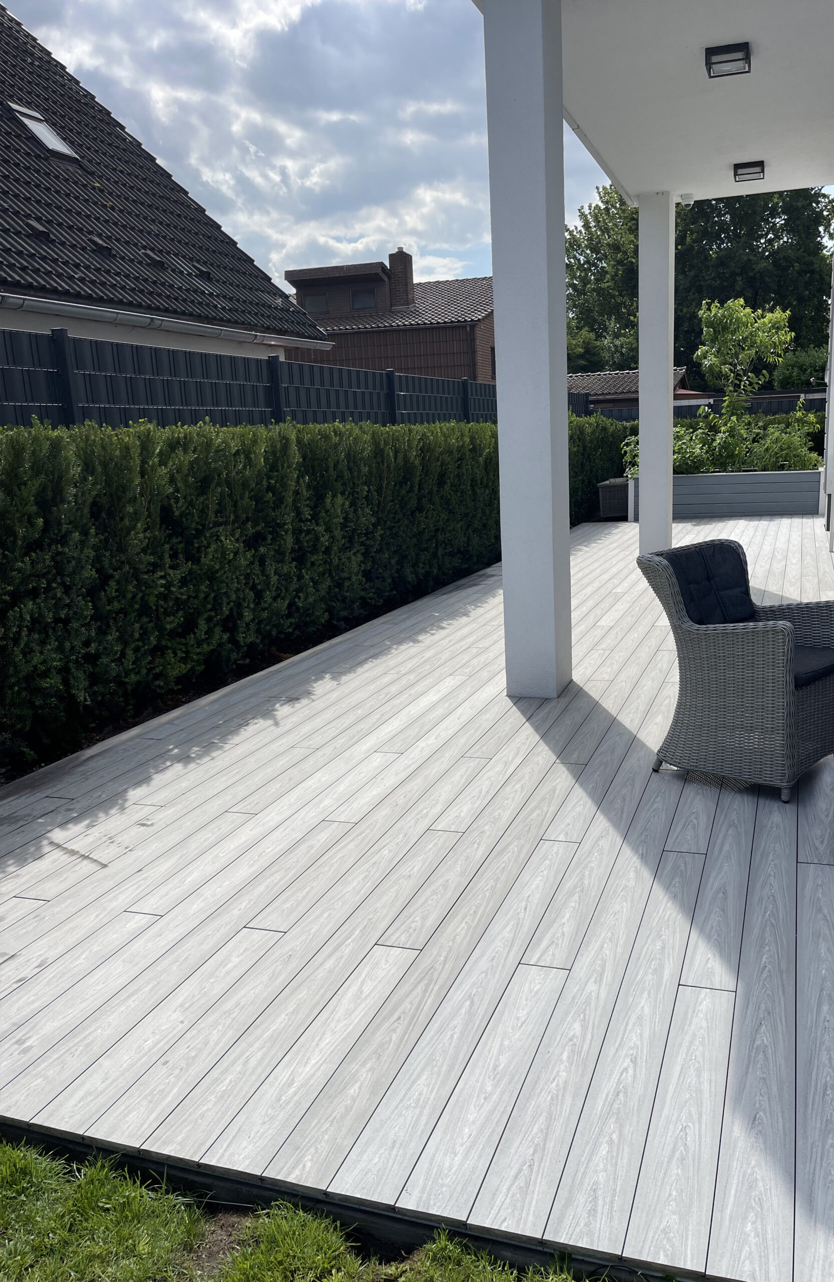 BRUGGAN Multicolor grey composite decking on a modern residential terrace with outdoor furniture