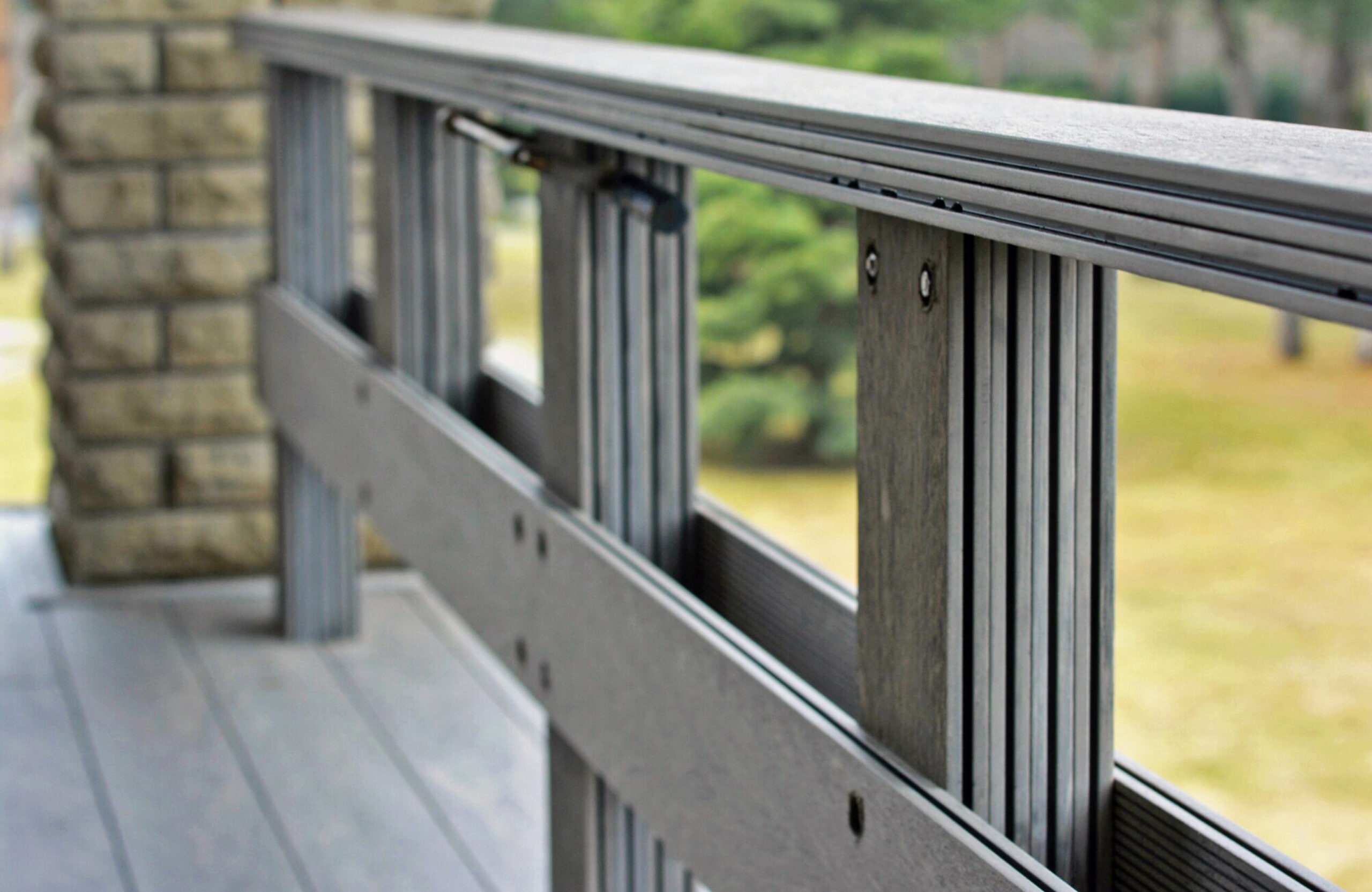BRUGGAN Multicolor grey composite railing for a modern outdoor terrace