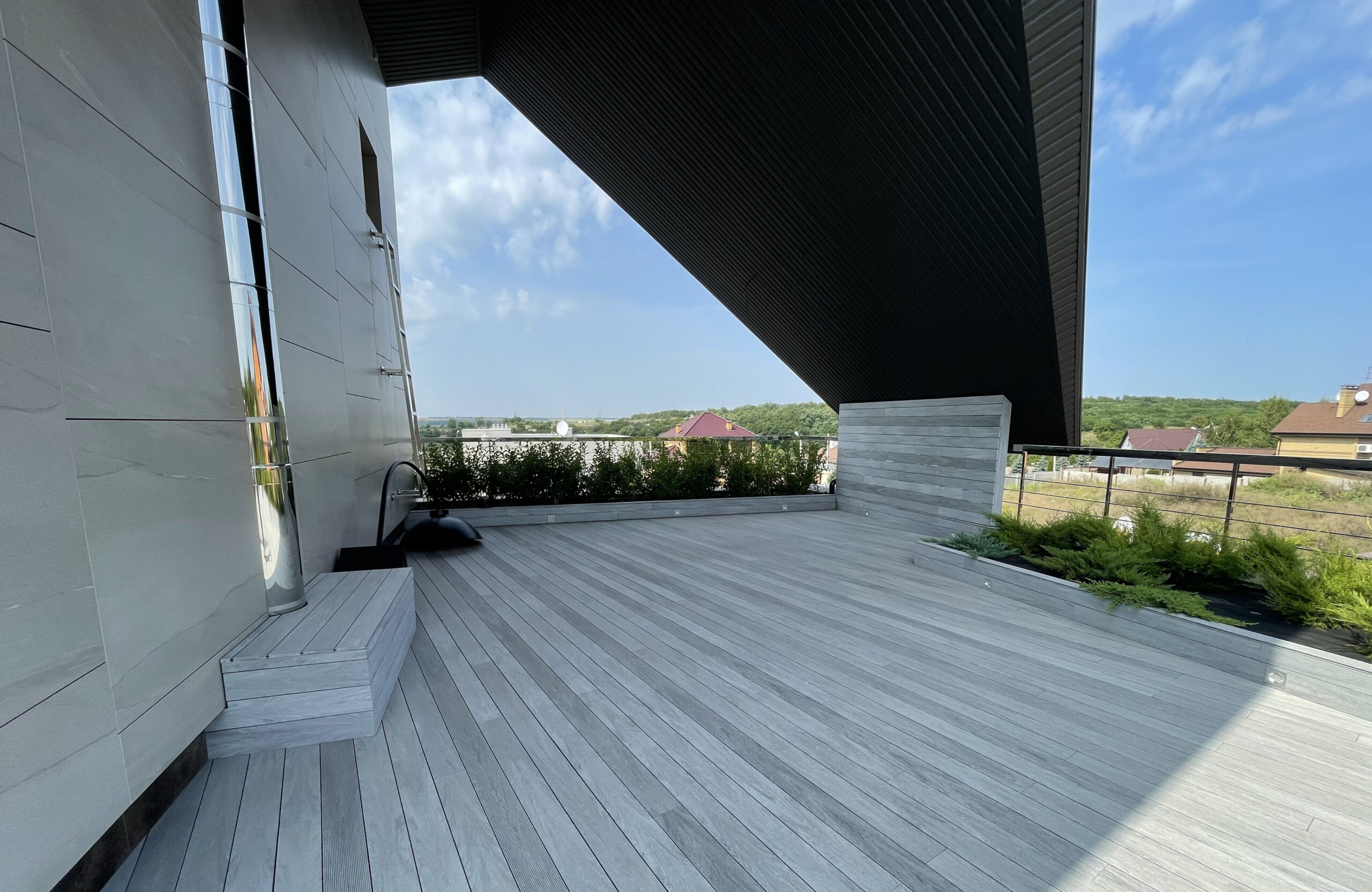 BRUGGAN MultiColor Grey composite decking on a spacious modern residential rooftop terrace