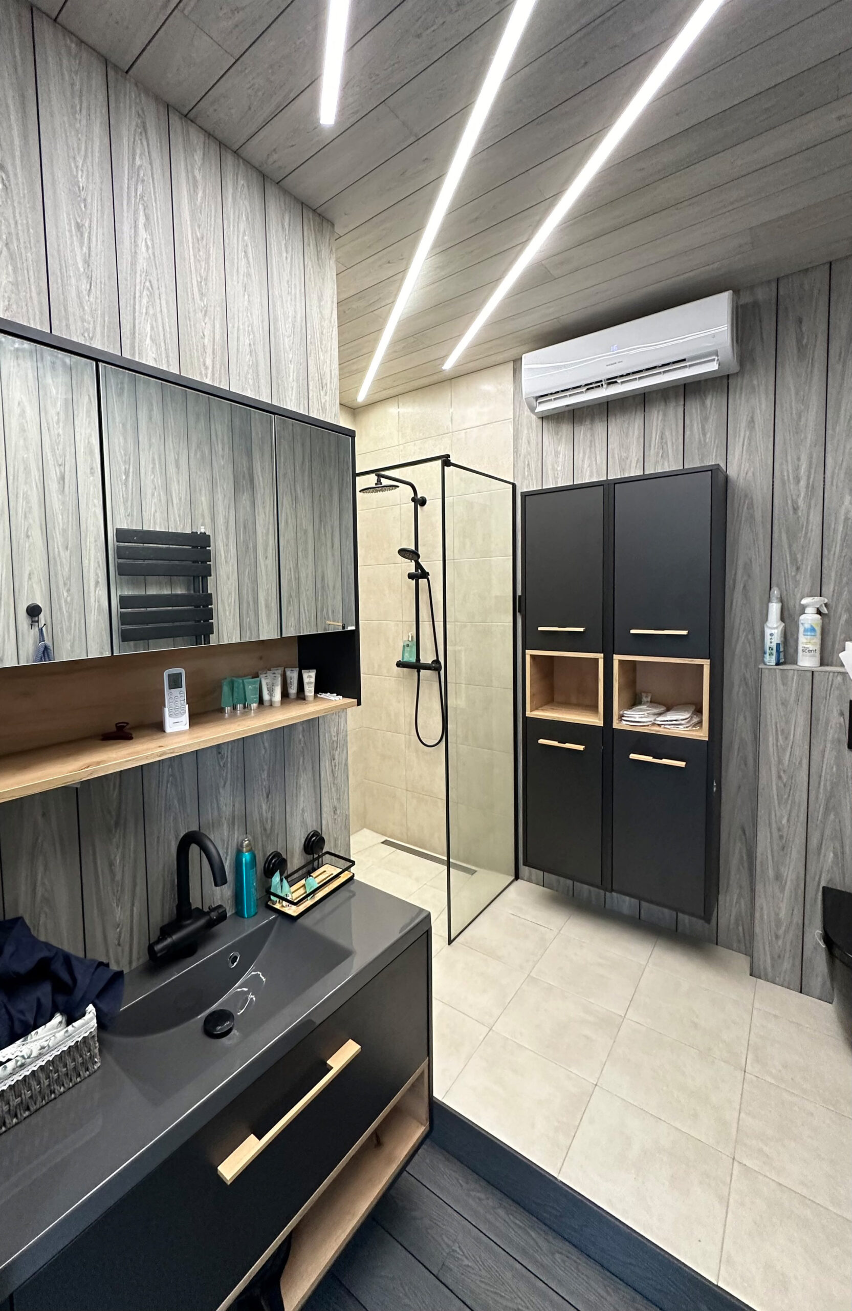 Modern bathroom interior finished with BRUGGAN Multicolor grey composite wall and ceiling cladding