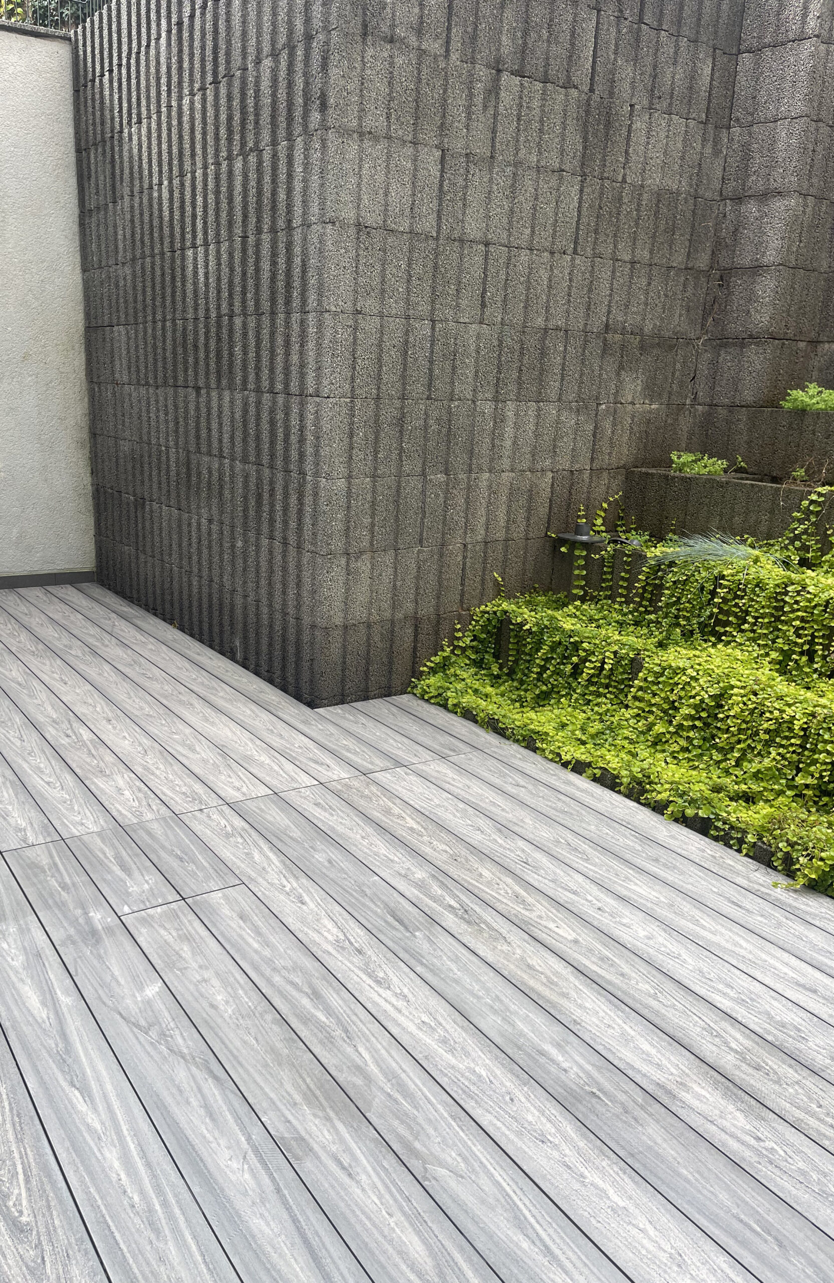BRUGGAN MultiColor Grey composite decking and stairs in a modern landscaped residential terrace