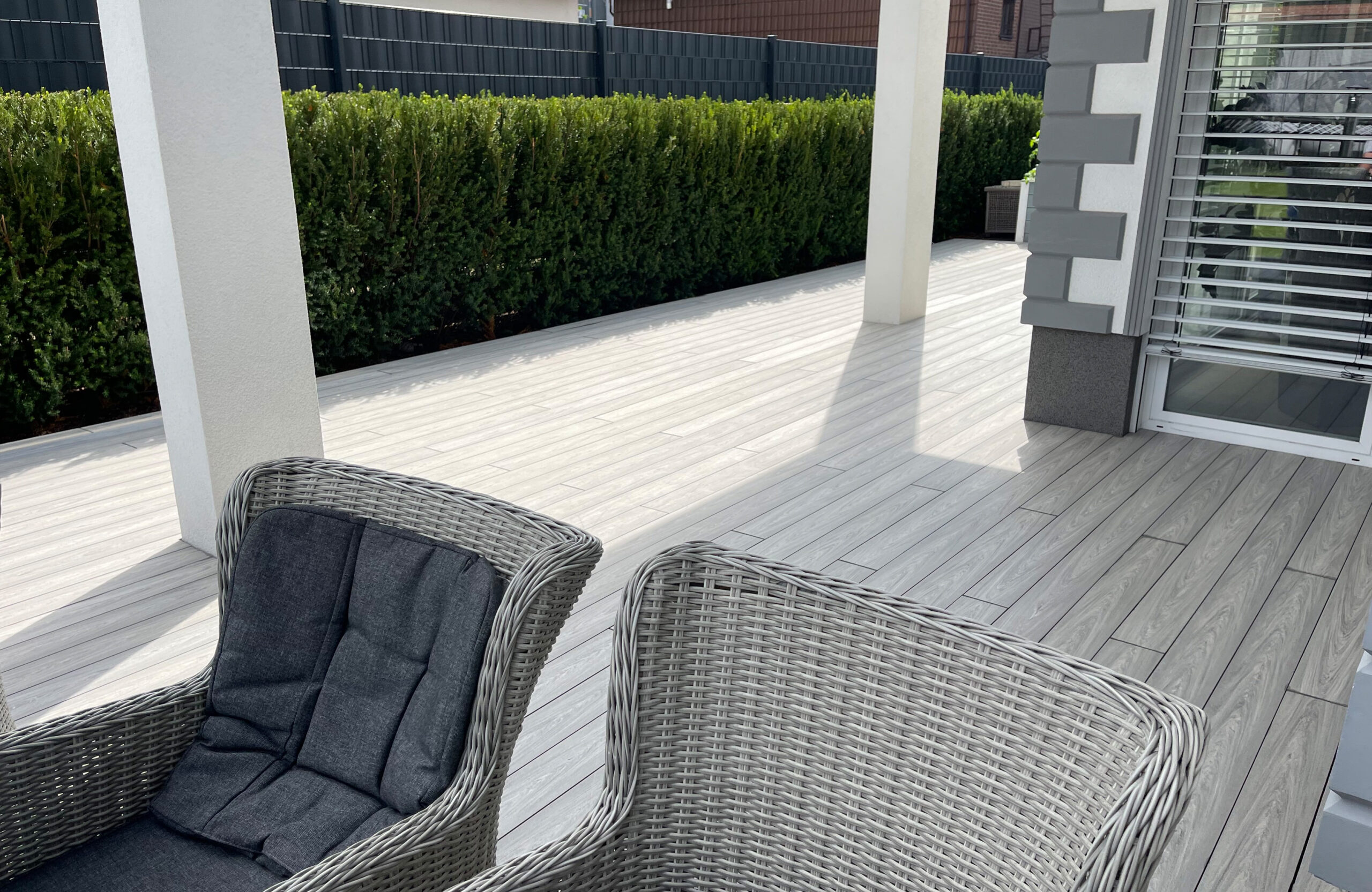 BRUGGAN Multicolor grey composite decking on a modern residential terrace with outdoor furniture