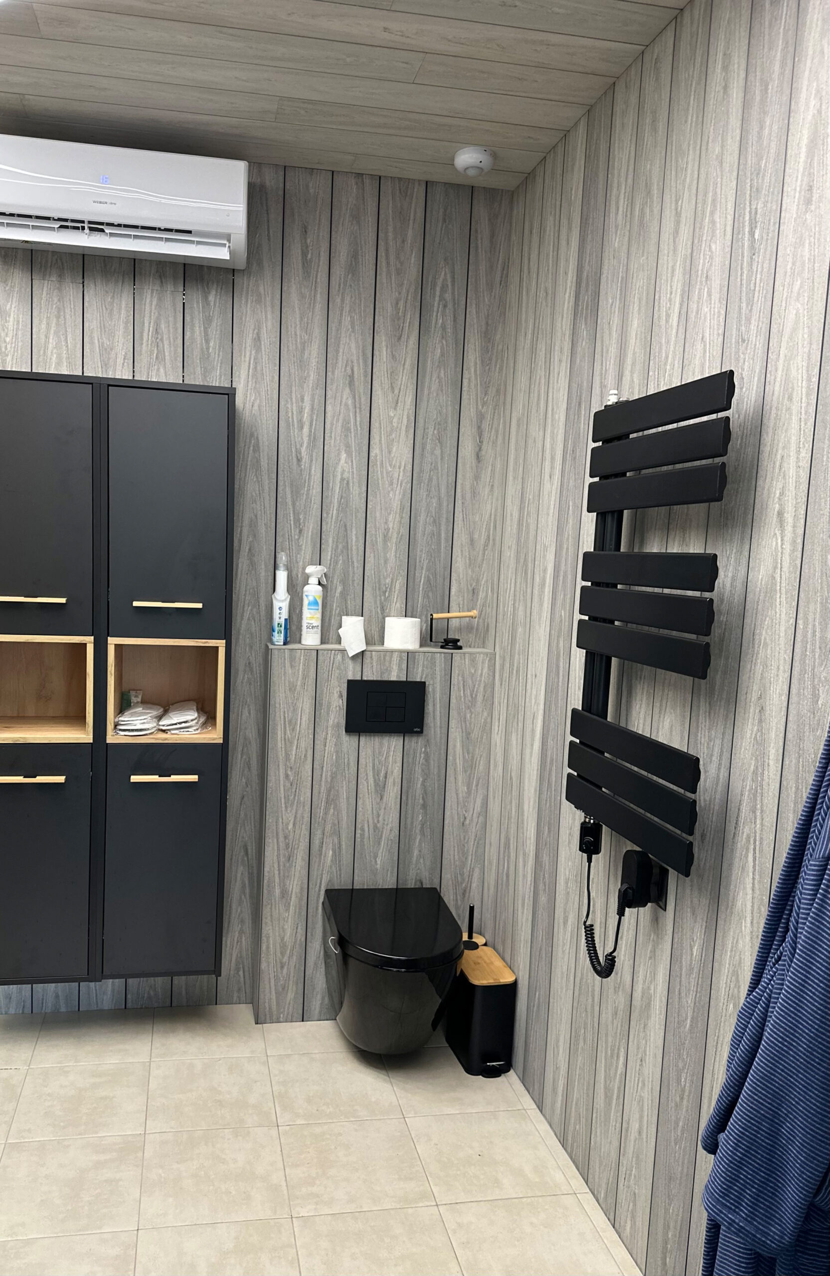 Modern bathroom interior finished with BRUGGAN Multicolor grey composite wall and ceiling cladding