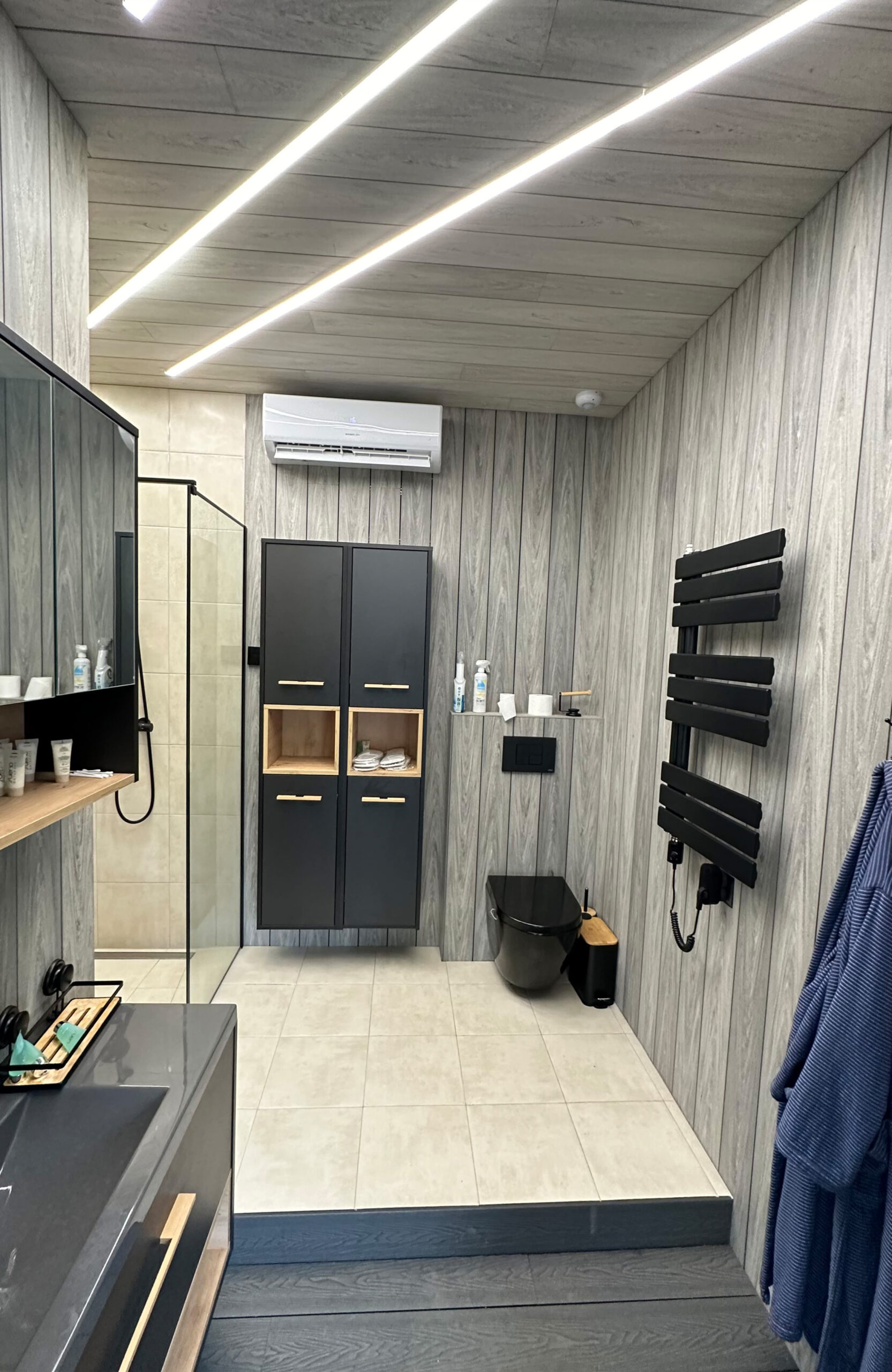Modern bathroom interior finished with BRUGGAN Multicolor grey composite wall and ceiling cladding