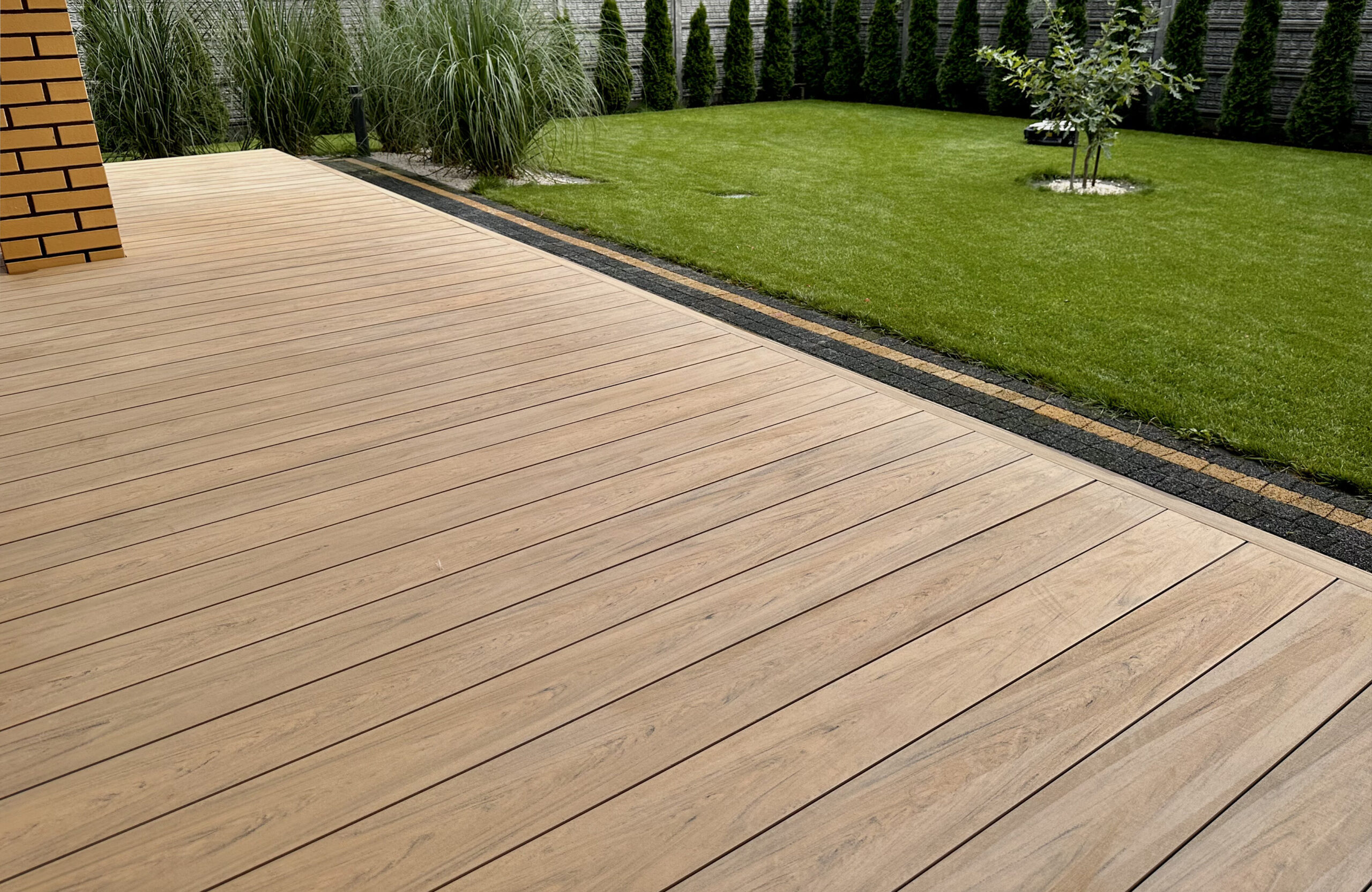 BRUGGAN Multicolor sand decking on a modern outdoor terrace with integrated steps
