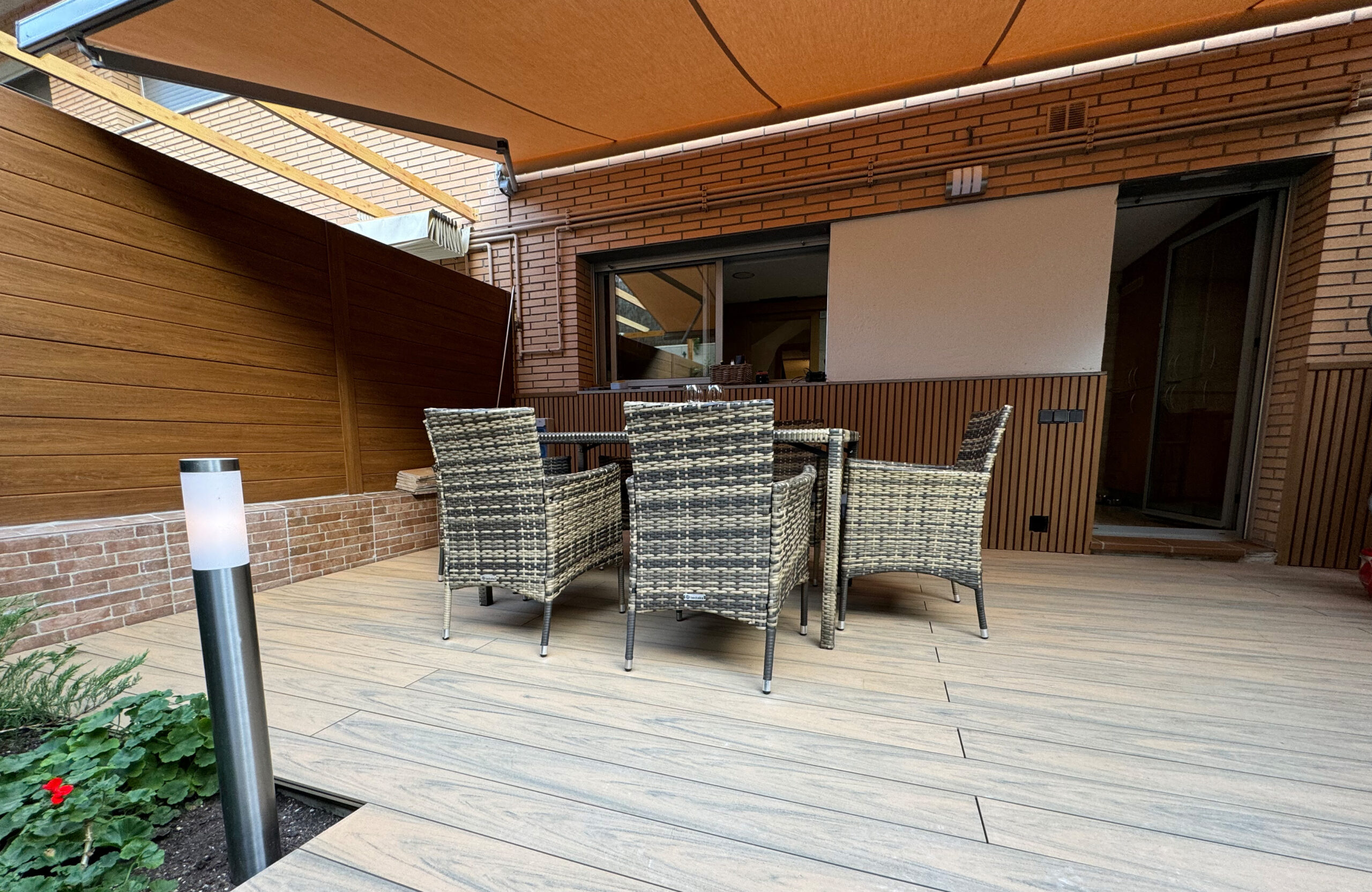 Outdoor patio with BRUGGAN Multicolor Sand composite decking and dining area
