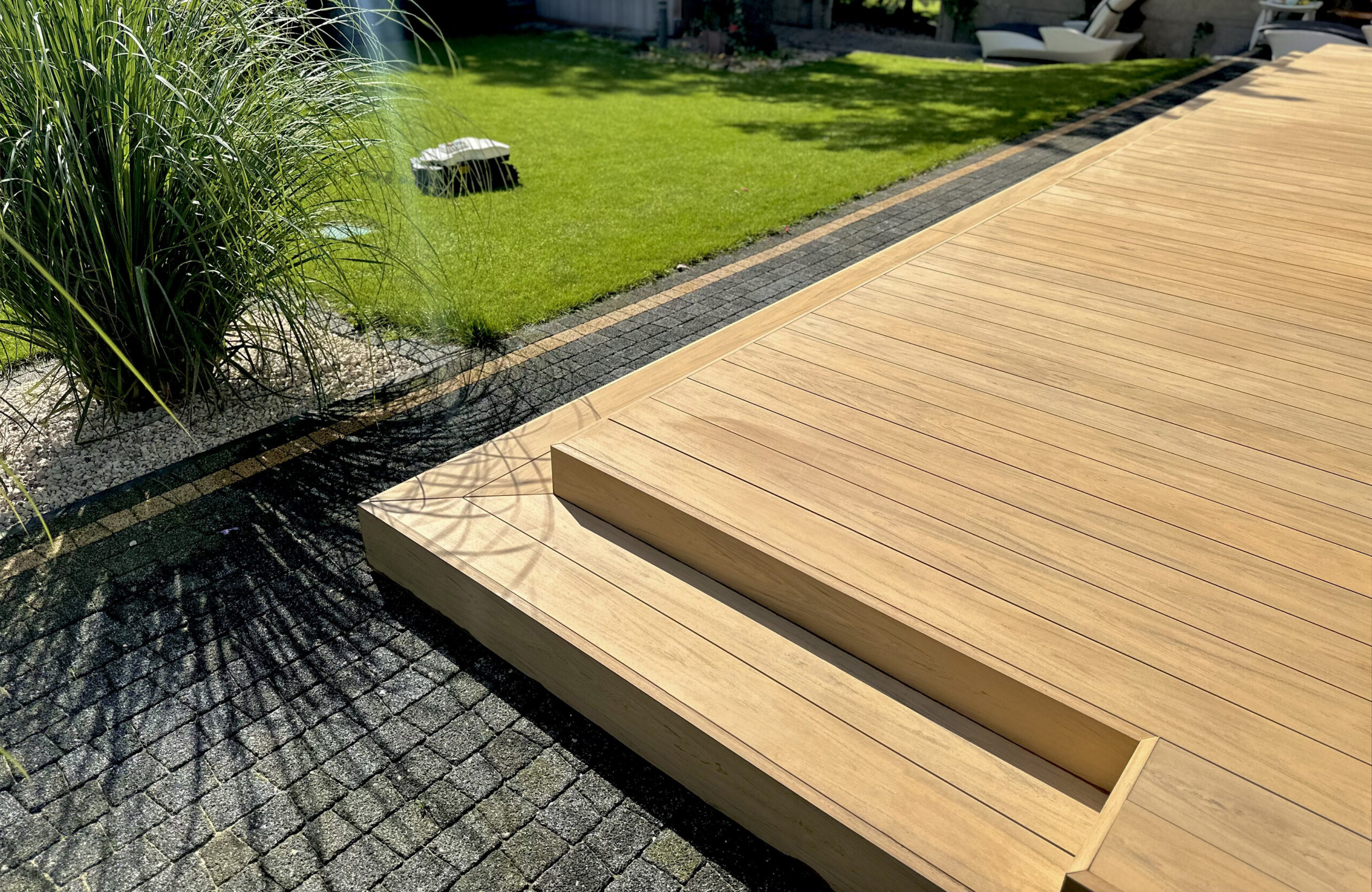BRUGGAN Multicolor sand decking on a modern outdoor terrace with integrated steps