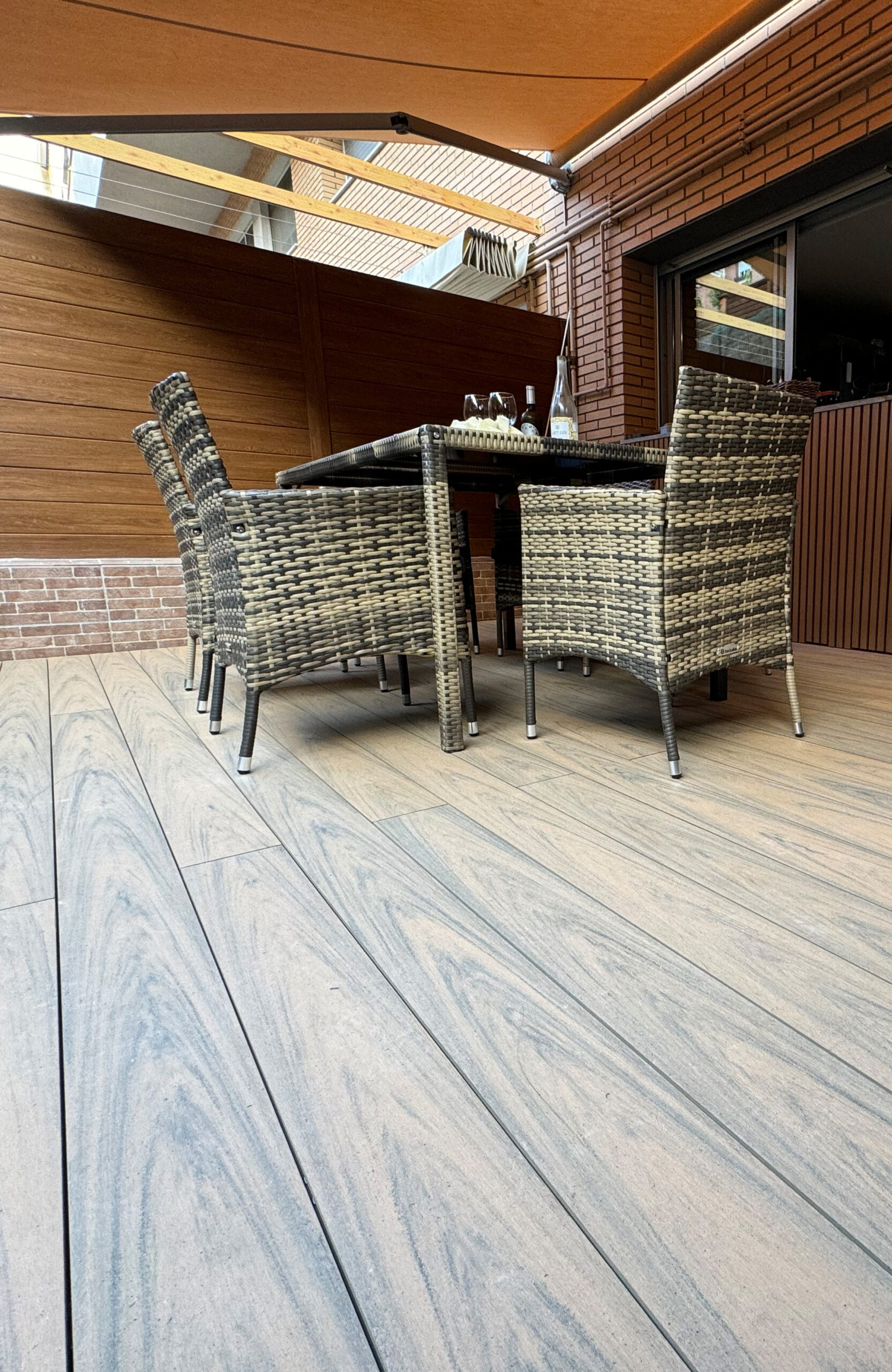 Outdoor patio with BRUGGAN Multicolor Sand composite decking and dining area