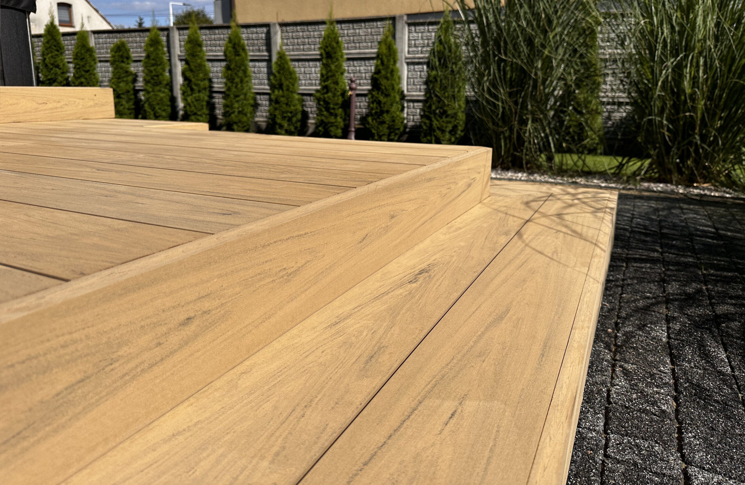 BRUGGAN Multicolor sand decking on a modern outdoor terrace with integrated steps