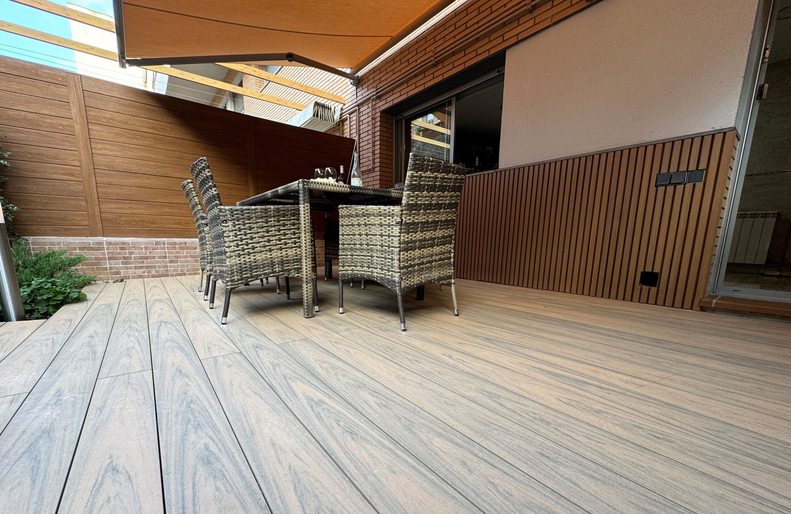 Outdoor patio with BRUGGAN Multicolor Sand composite decking and dining area