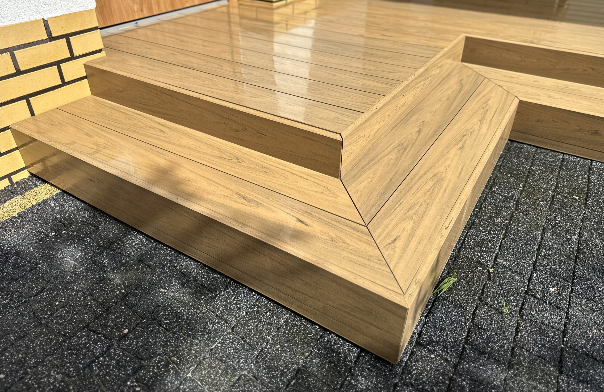 BRUGGAN Multicolor sand decking on a modern outdoor terrace with integrated steps