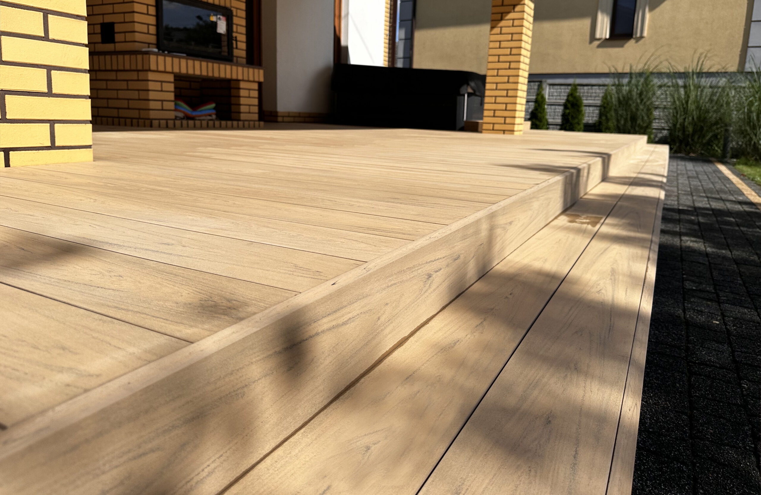 BRUGGAN Multicolor sand decking on a modern outdoor terrace with integrated steps