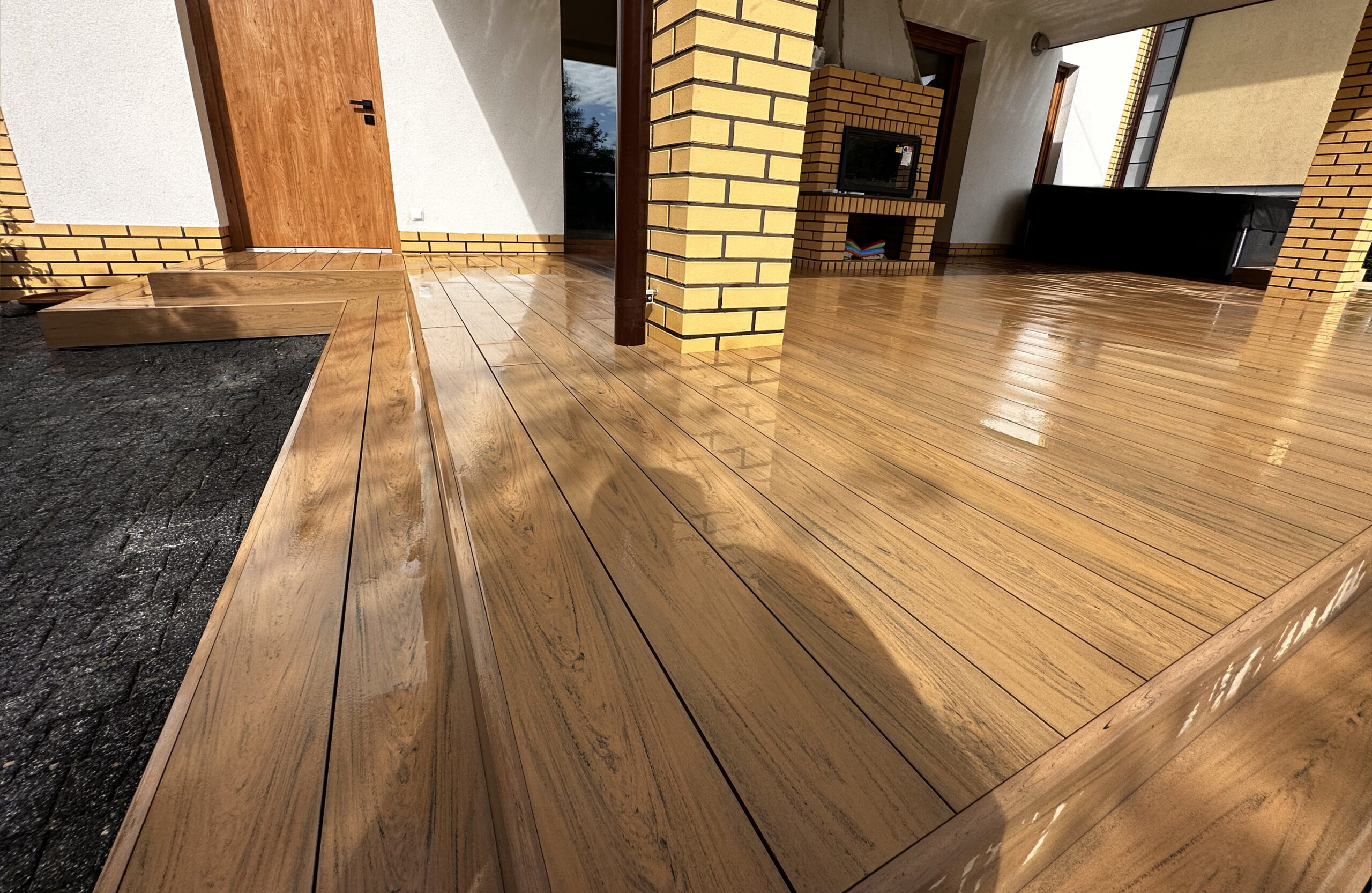 Modern garden terrace finished with BRUGGAN Multicolor composite decking in sand color