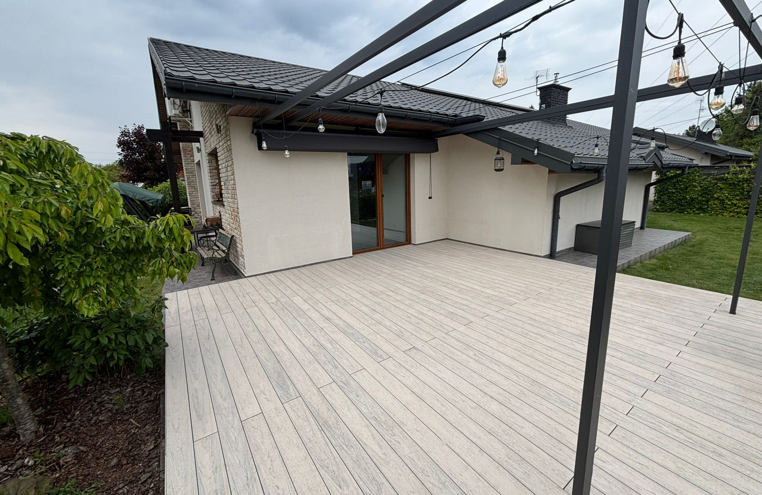 BRUGGAN Multicolor Smoke White composite decking for a spacious garden terrace