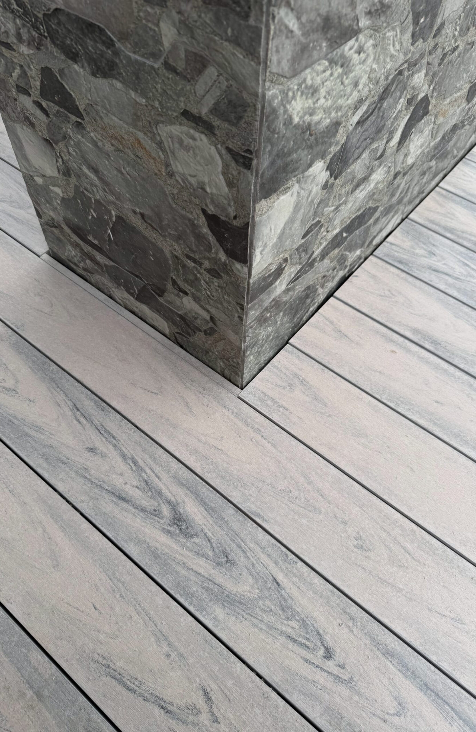 BRUGGAN Multicolor Smoke White composite decking for a modern house terrace