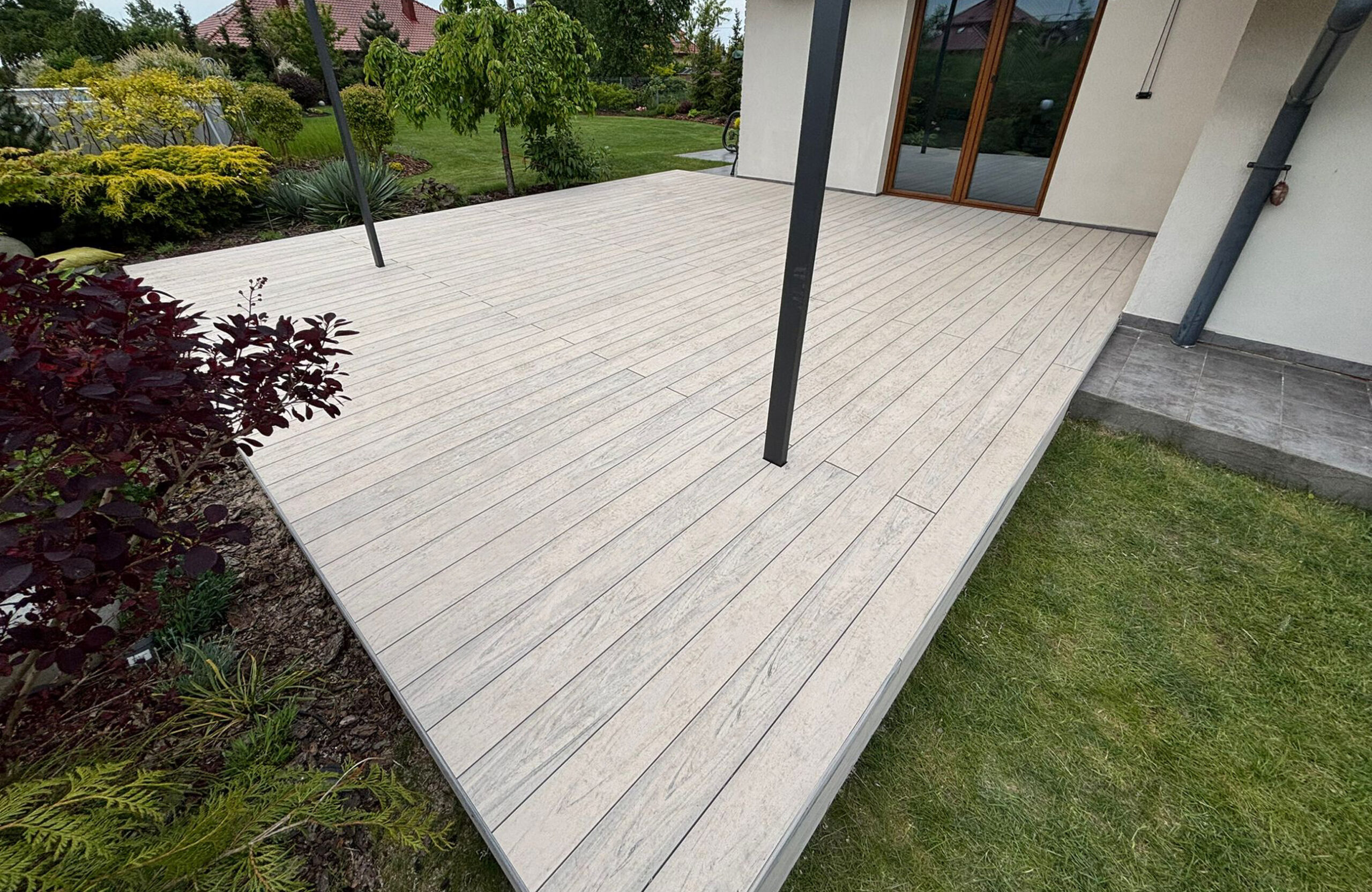 BRUGGAN Multicolor Smoke White composite decking for a spacious garden terrace