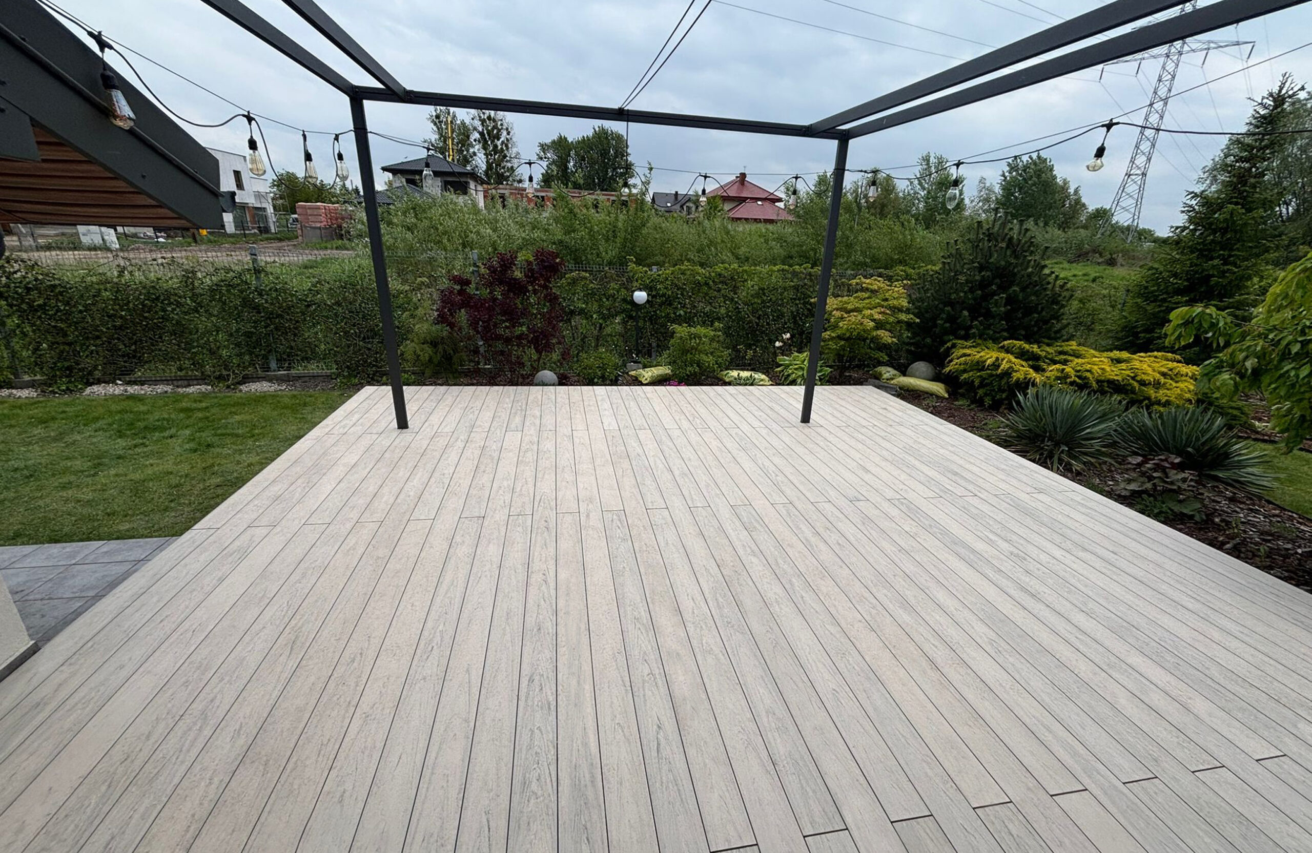 BRUGGAN Multicolor Smoke White composite decking for a spacious garden terrace