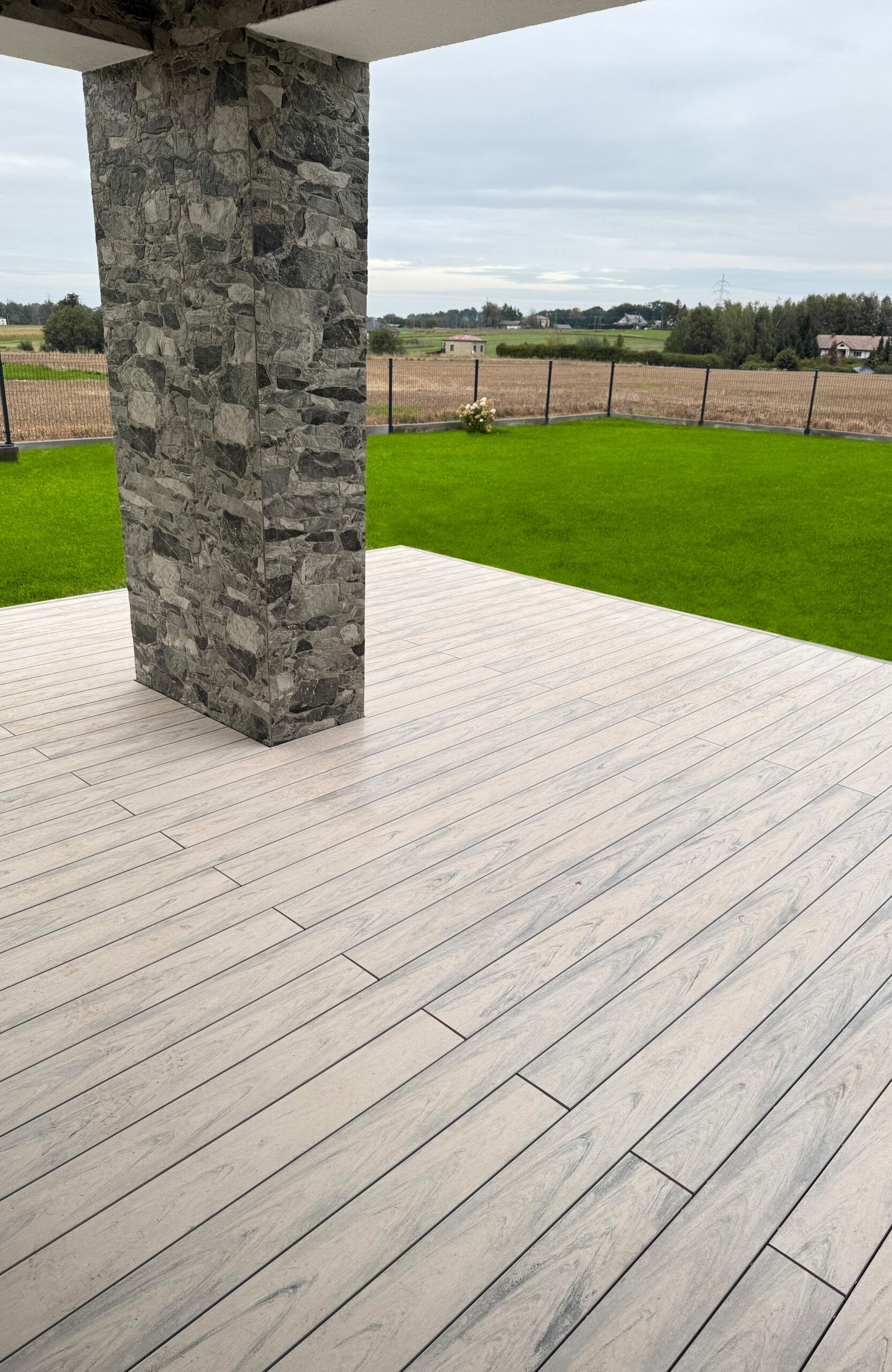 BRUGGAN Multicolor Smoke White composite decking for a modern house terrace