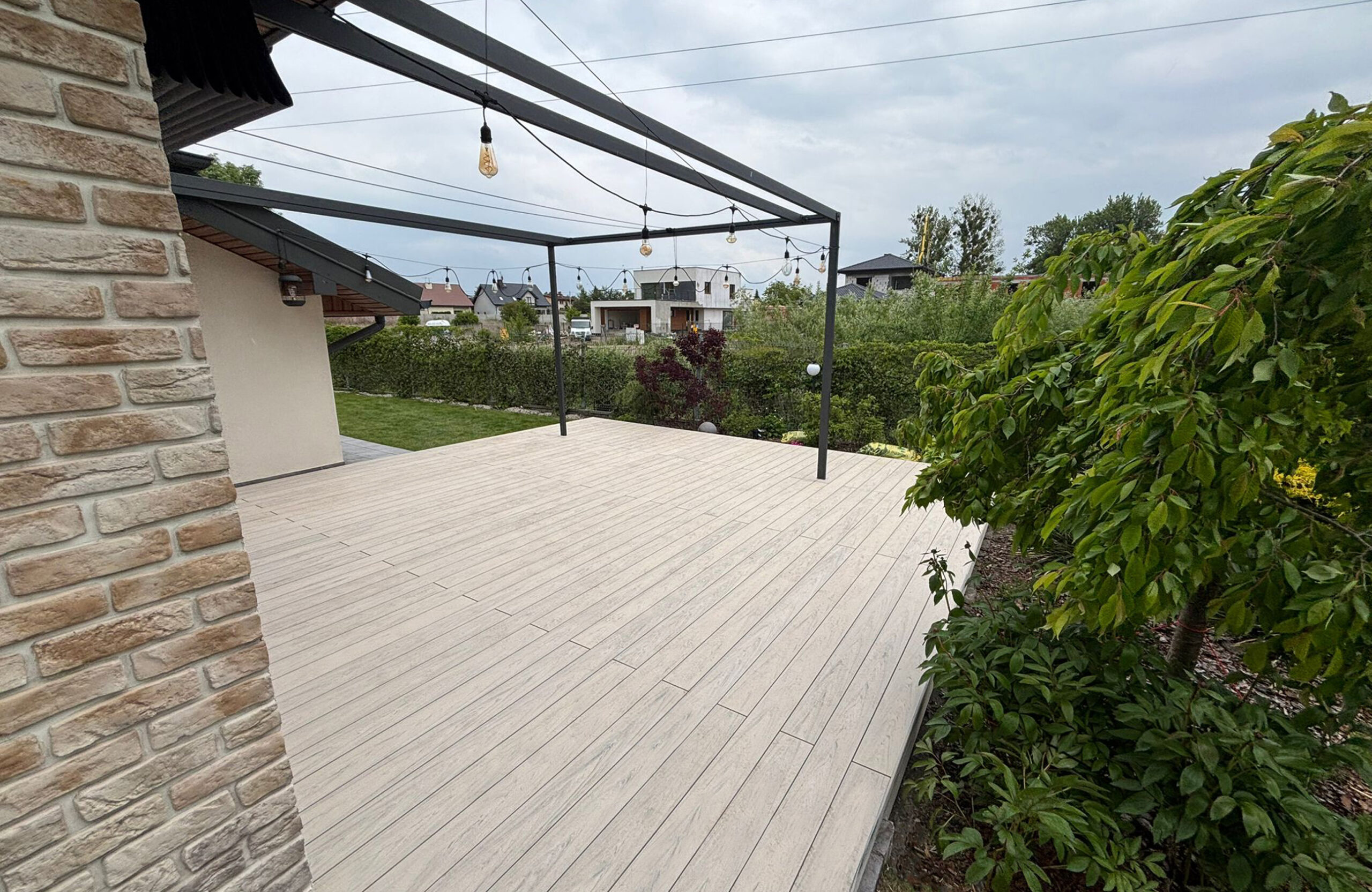 BRUGGAN Multicolor Smoke White composite decking for a spacious garden terrace