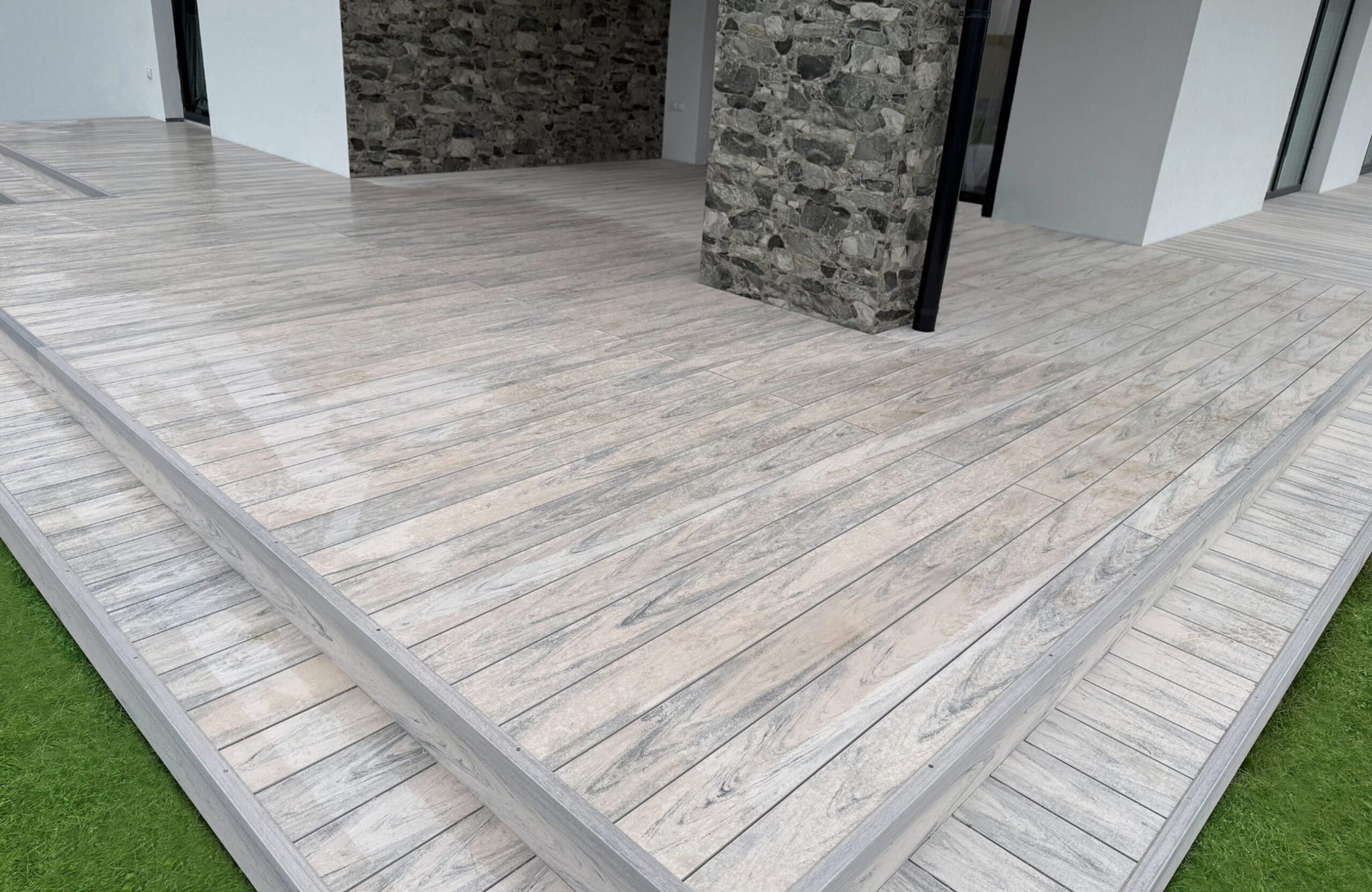 BRUGGAN Multicolor Smoke White composite decking for a modern house terrace