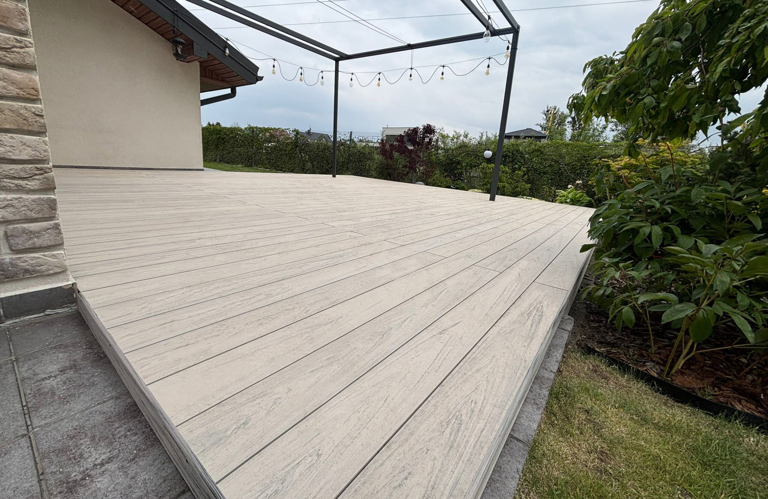 BRUGGAN Multicolor Smoke White composite decking for a spacious garden terrace