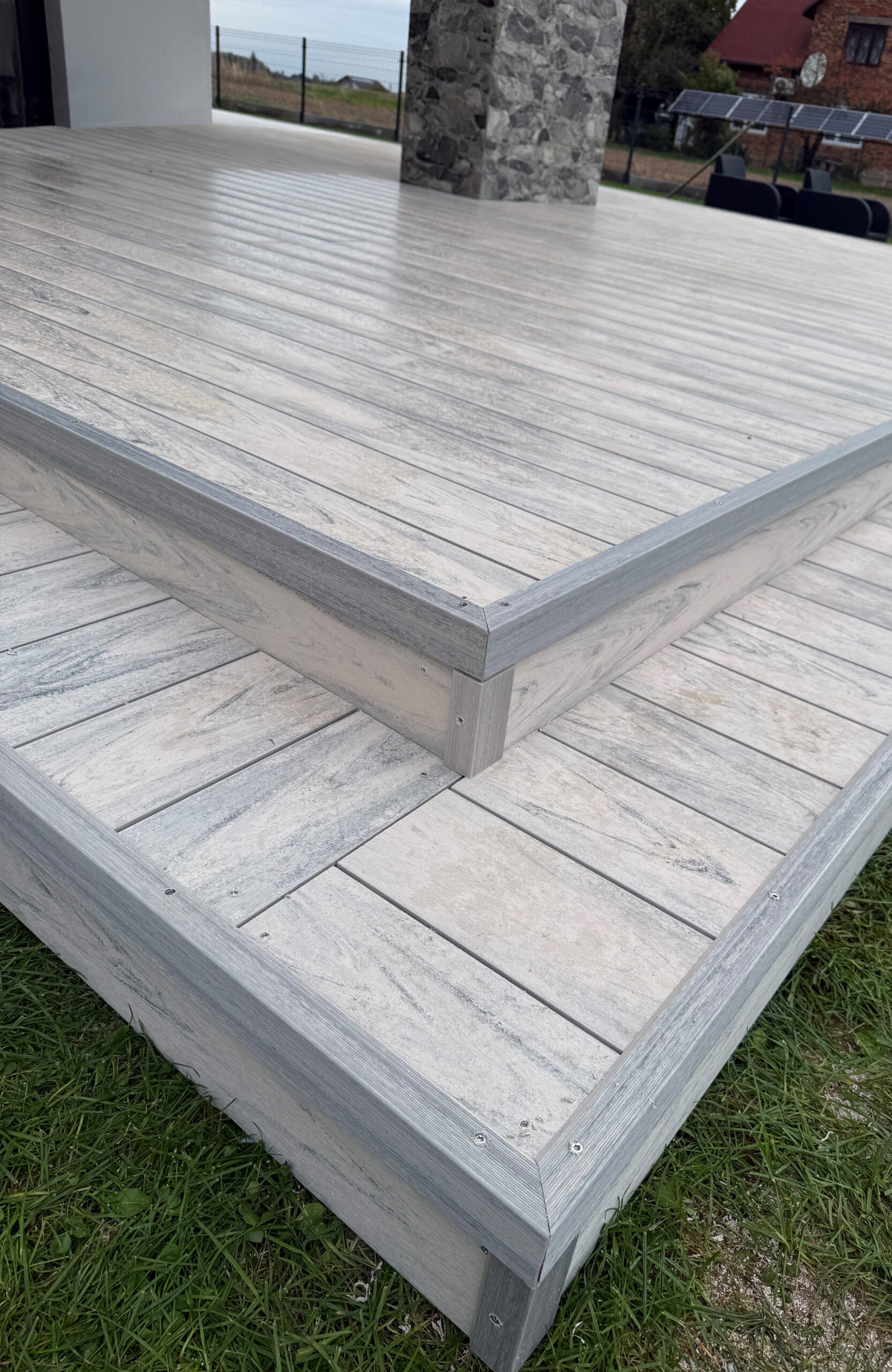 BRUGGAN Multicolor Smoke White composite decking for a modern house terrace