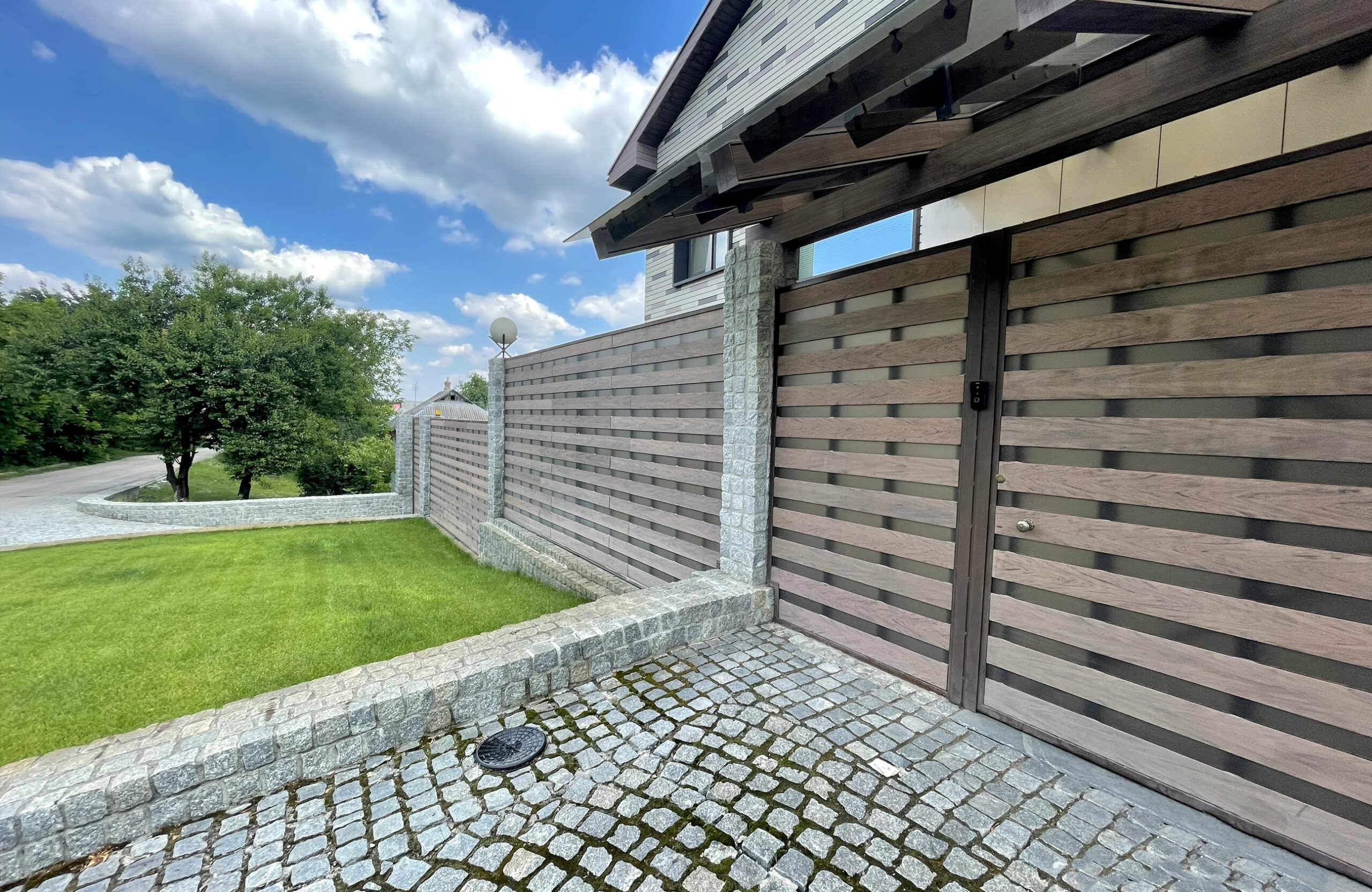 BRUGGAN Multicolor Wenge composite fence with modern horizontal design