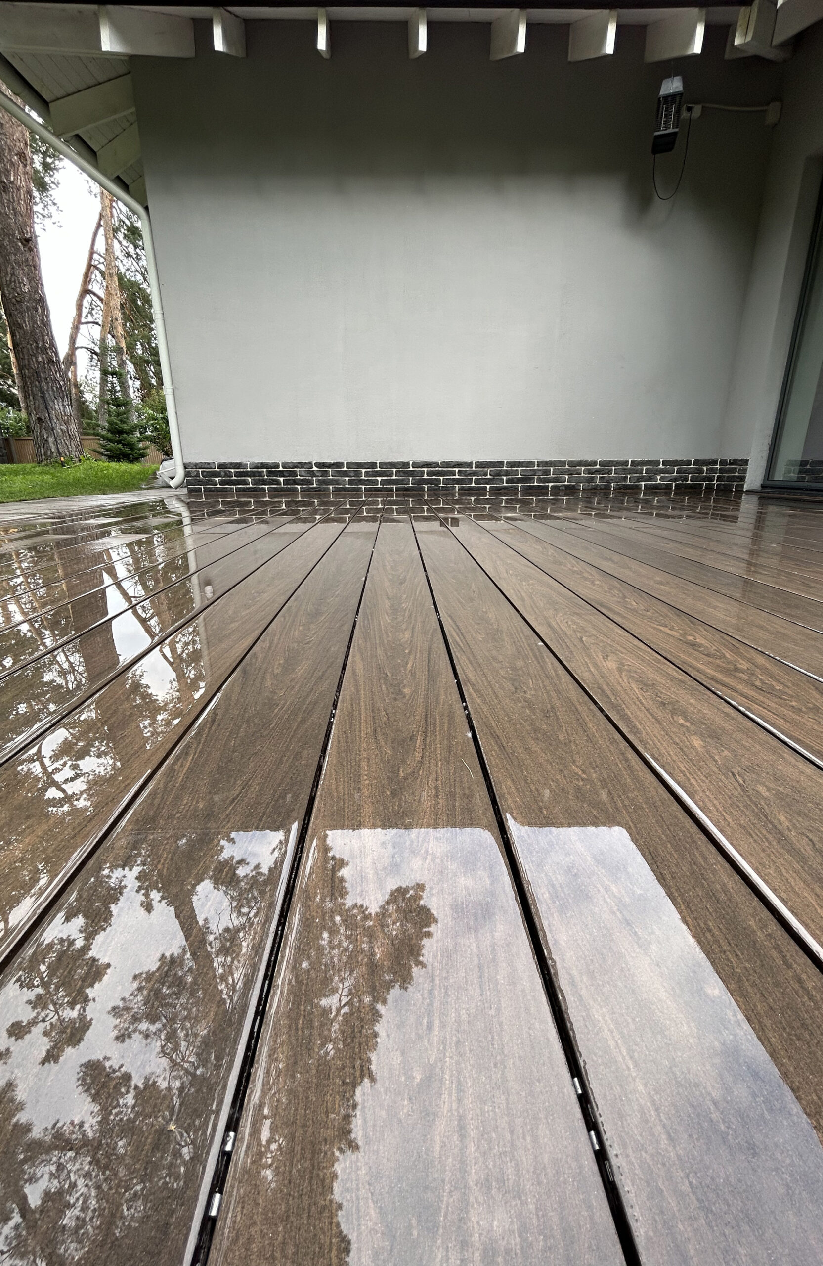 BRUGGAN Multicolor Wenge composite decking on a covered terrace of a private house