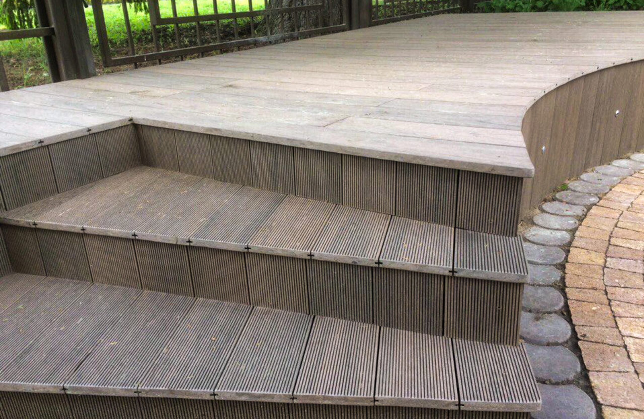Curved garden terrace steps made with BRUGGAN Multicolor Wenge composite decking