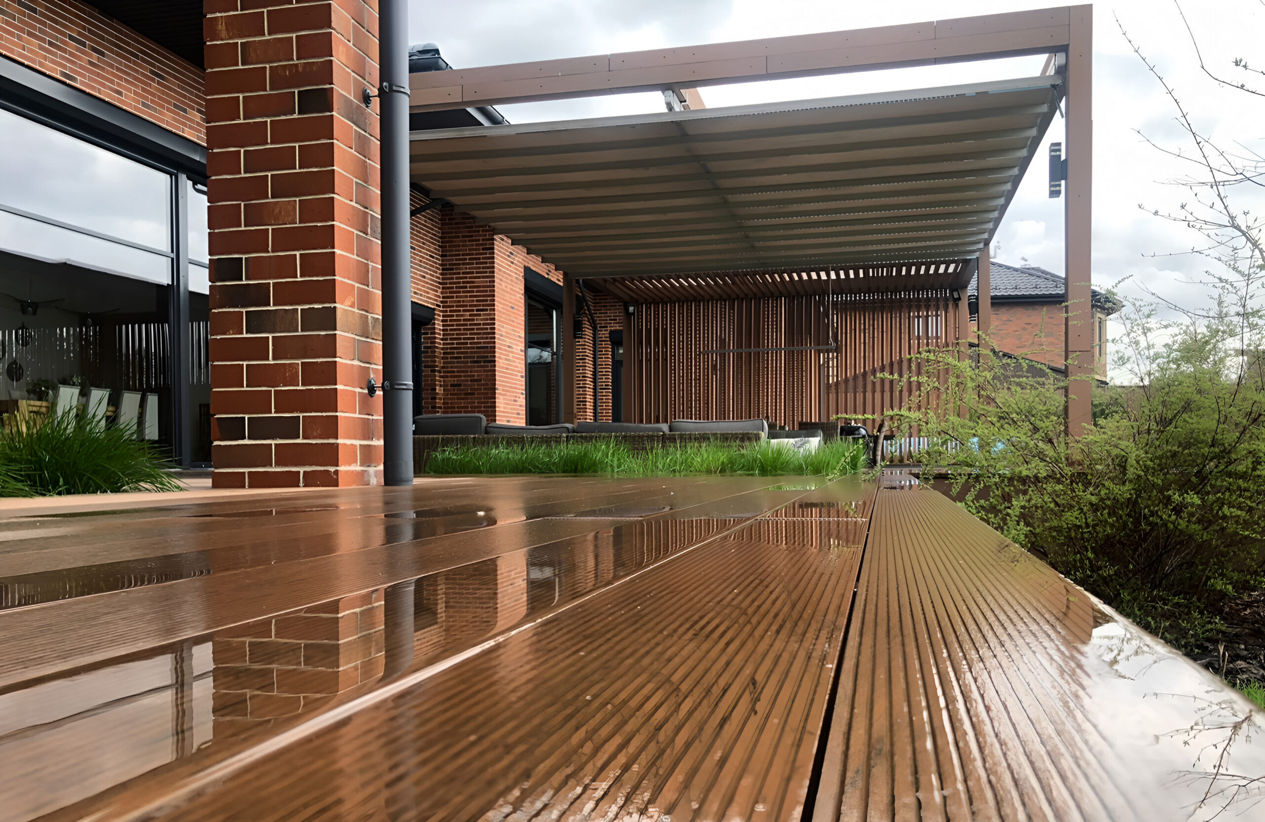 BRUGGAN Multicolor Wenge deck with pergola, steps and garden landscaping