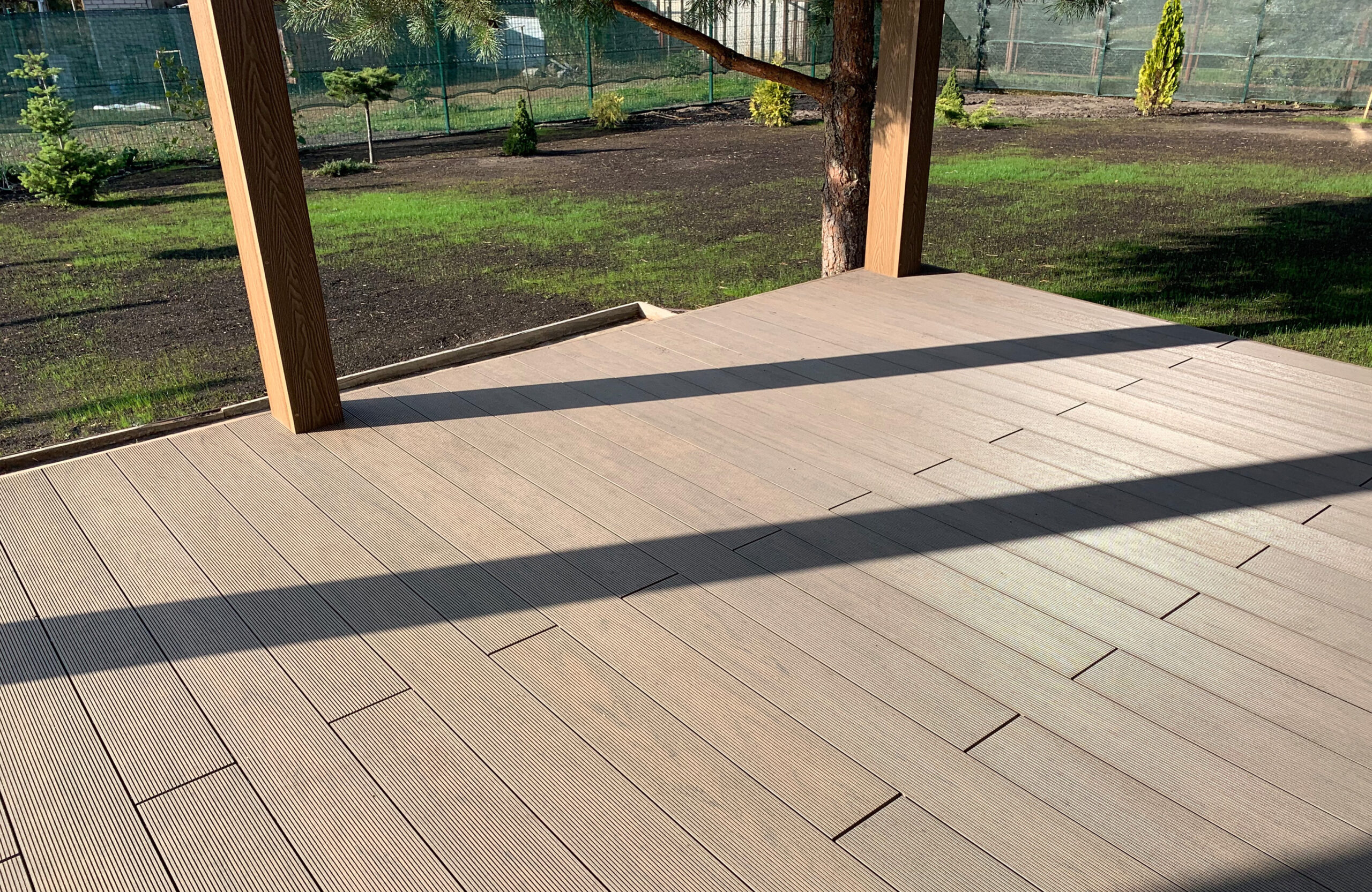 BRUGGAN Multicolor Wenge composite decking on a spacious garden terrace