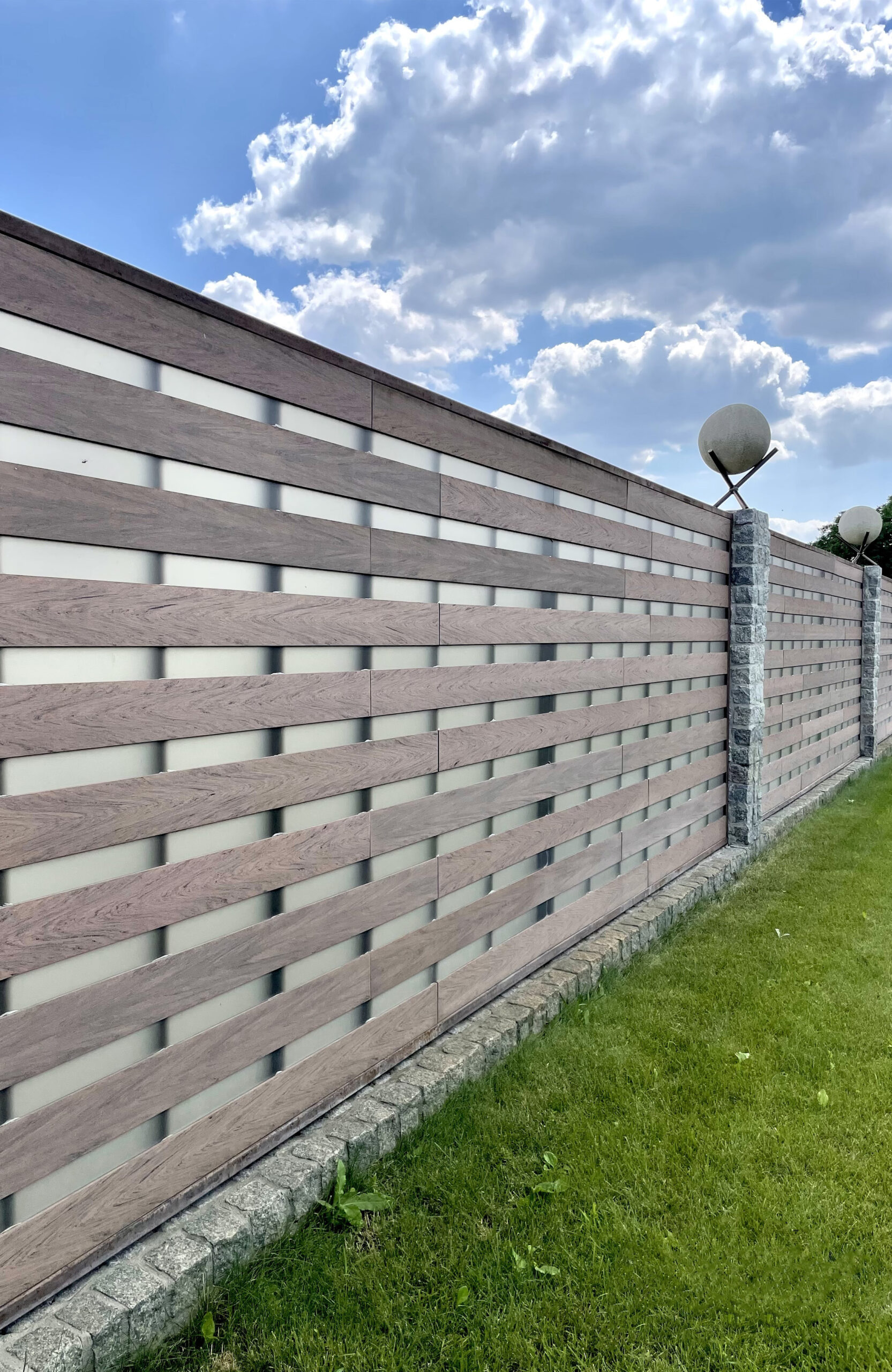 BRUGGAN Multicolor Wenge composite fence with modern horizontal design