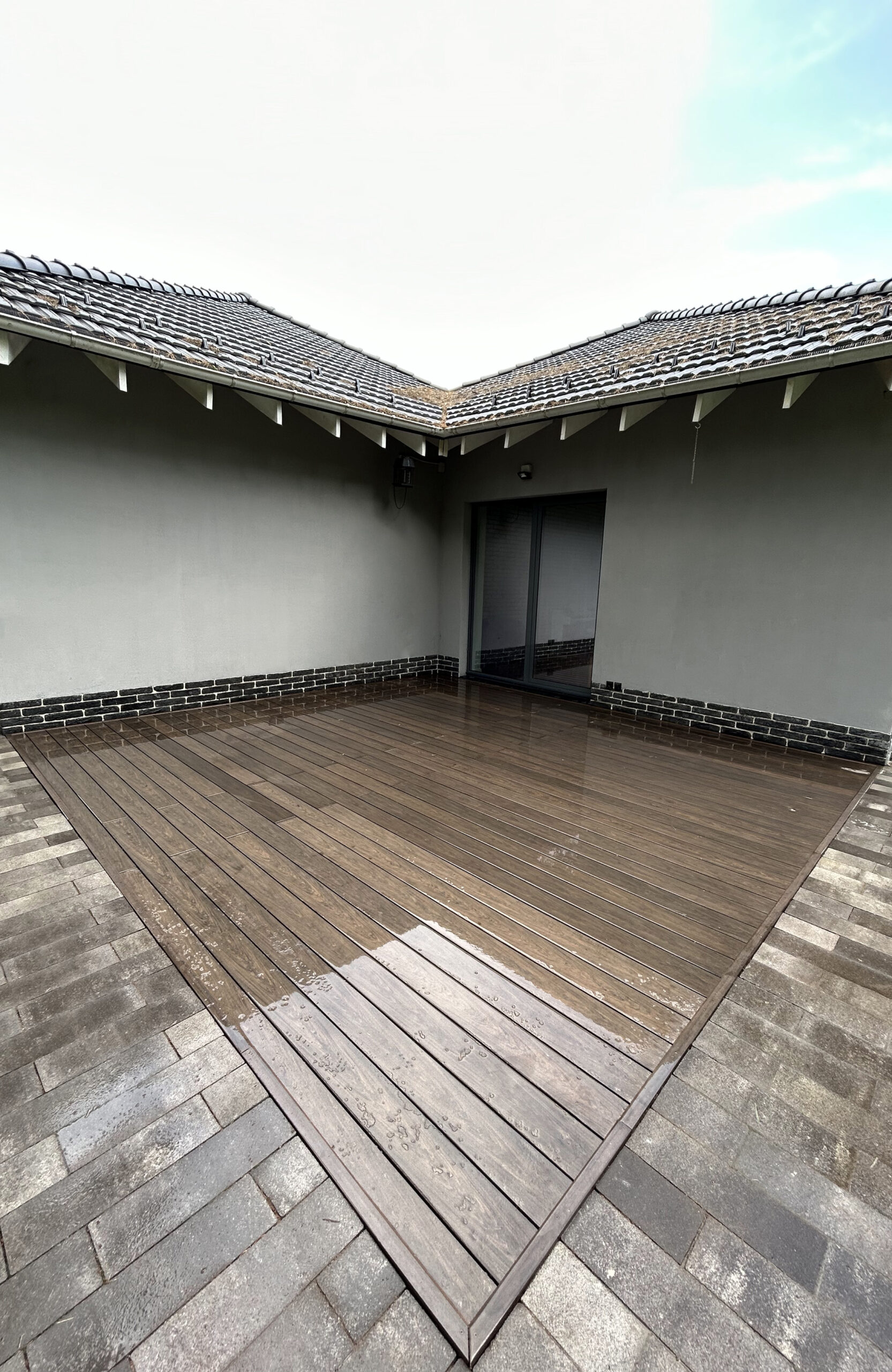 BRUGGAN Multicolor Wenge composite decking on a covered terrace of a private house