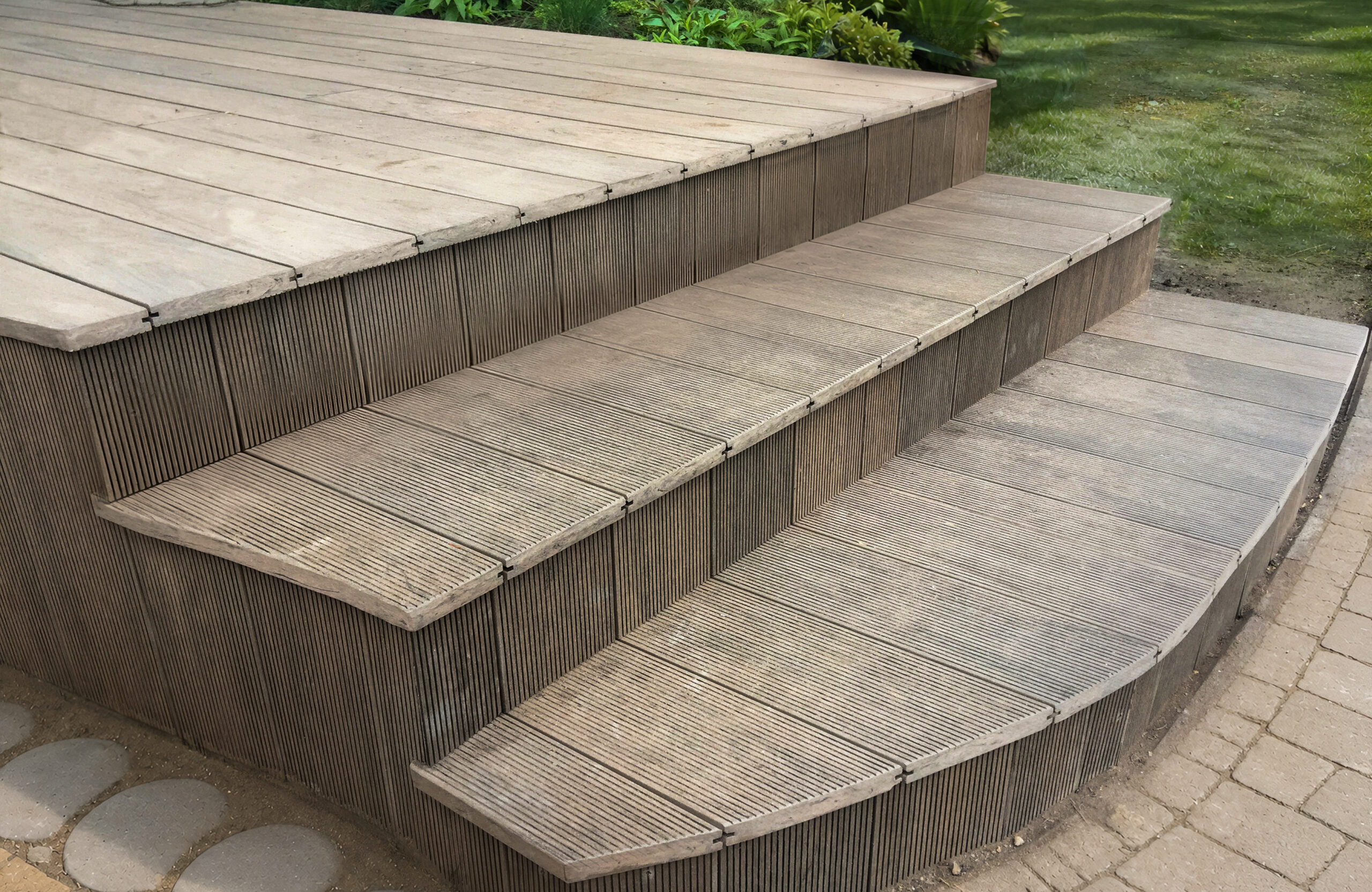 Curved garden terrace steps made with BRUGGAN Multicolor Wenge composite decking
