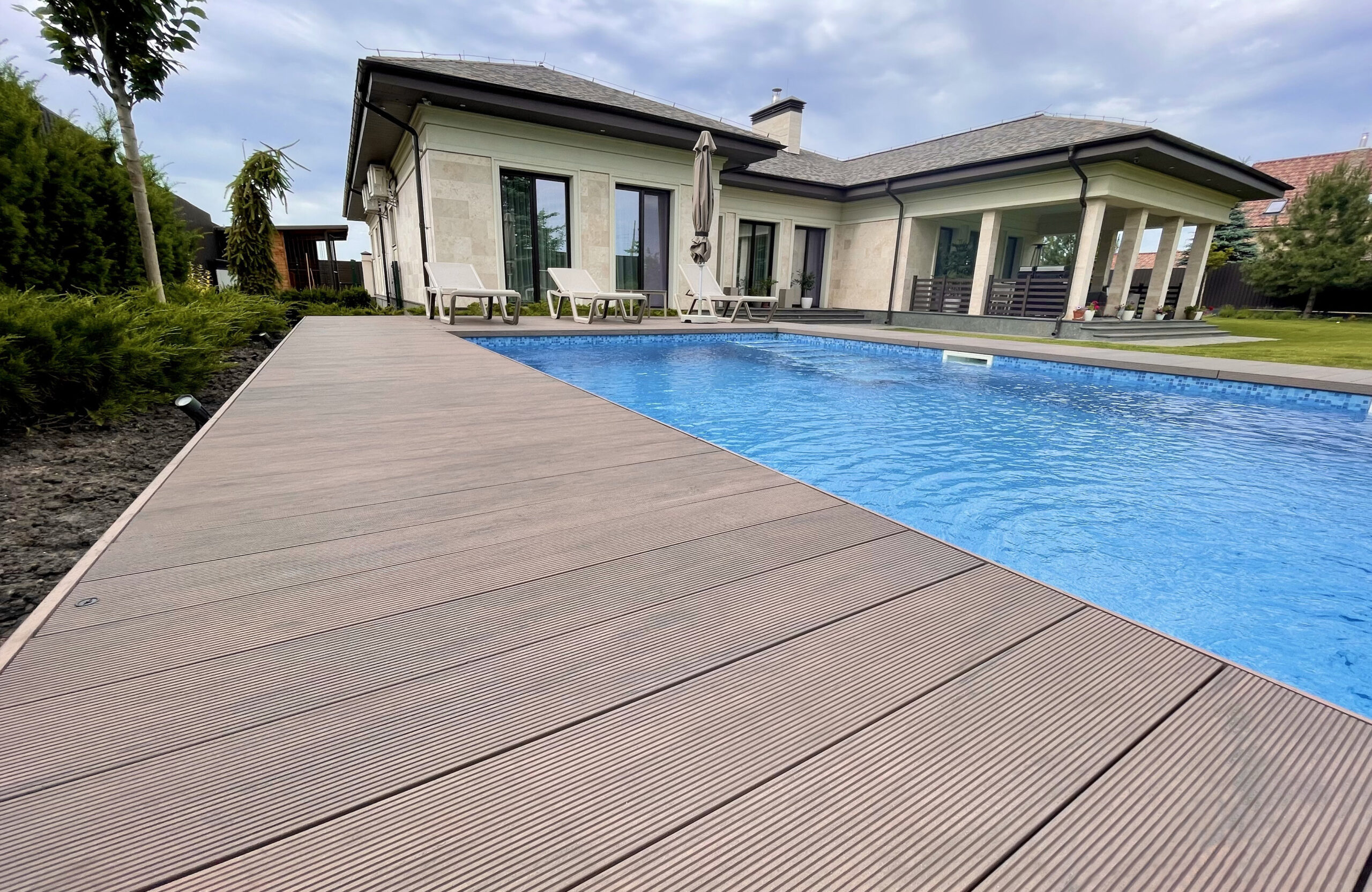 Poolside terrace with BRUGGAN Multicolor Wenge composite decking
