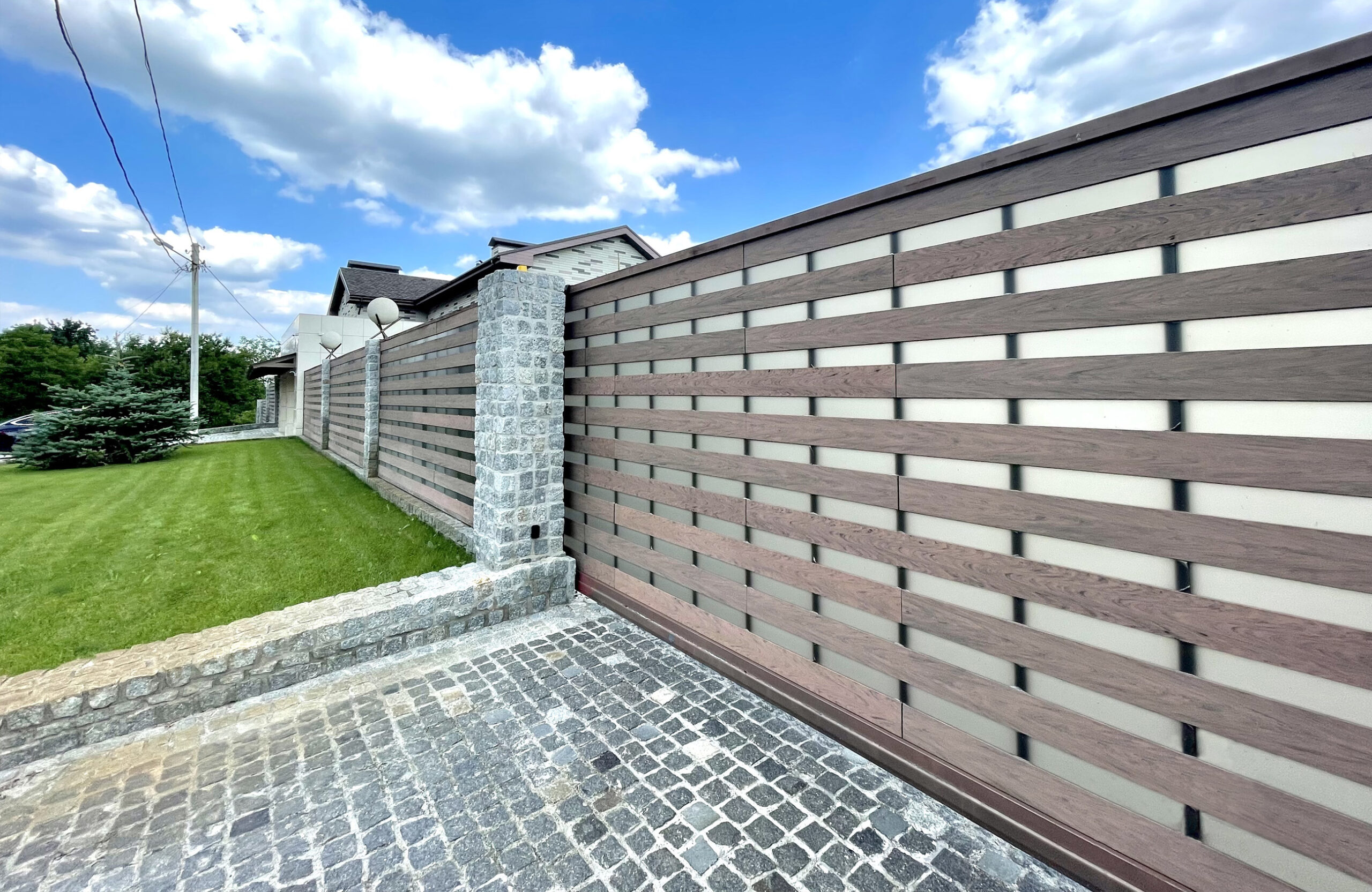BRUGGAN Multicolor Wenge composite fence with modern horizontal design