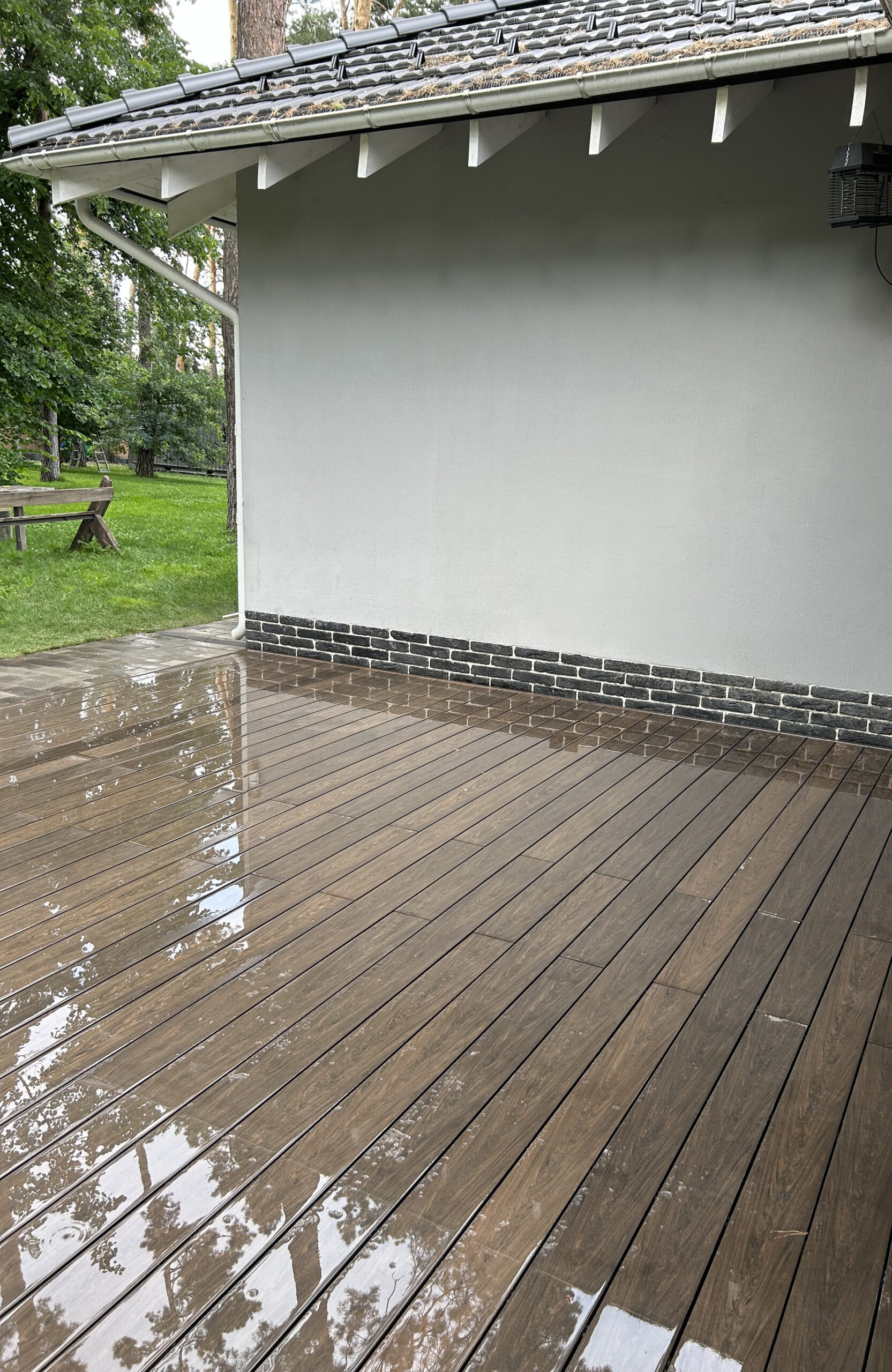 BRUGGAN Multicolor Wenge composite decking on a covered terrace of a private house