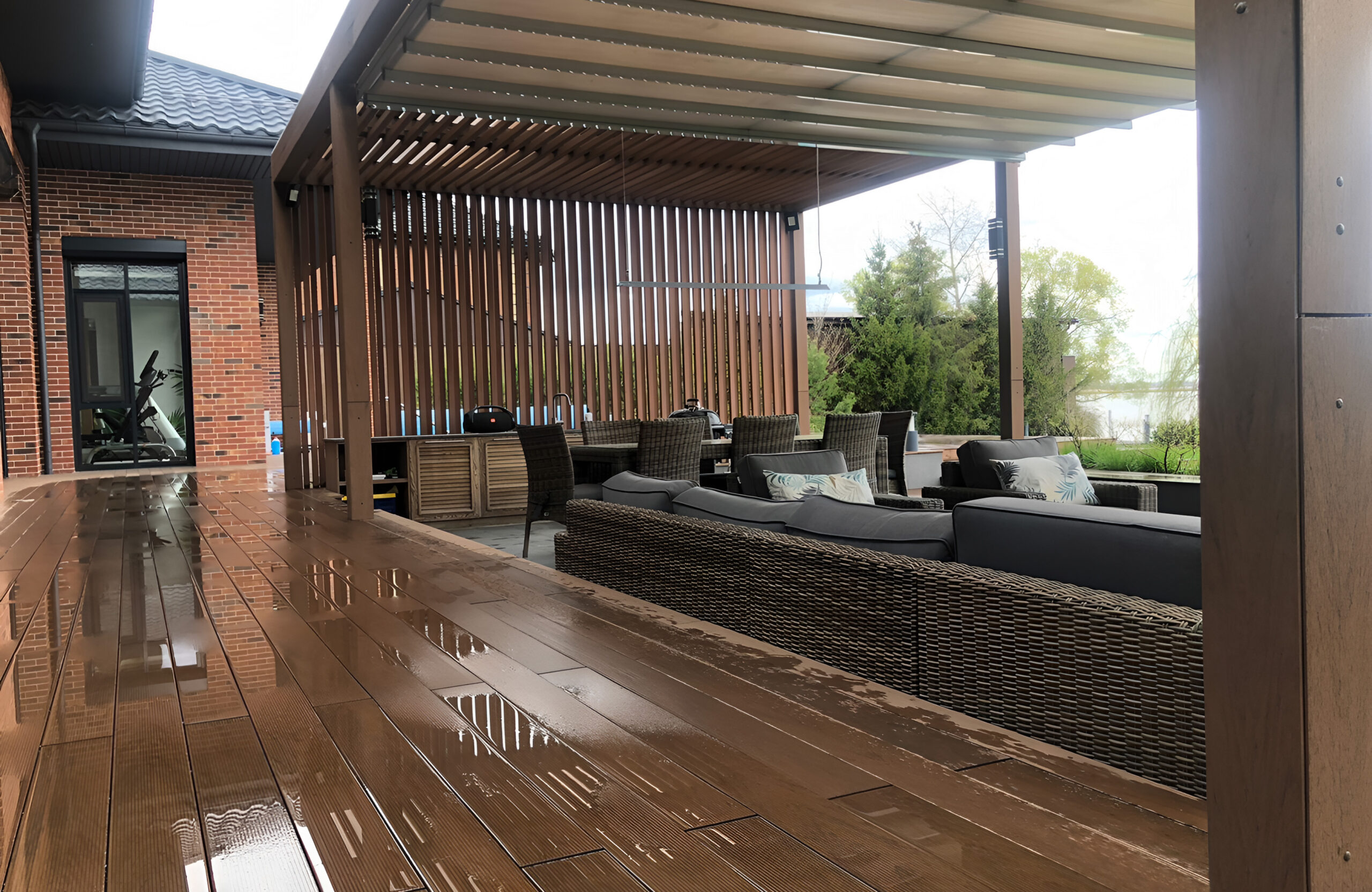 BRUGGAN Multicolor Wenge deck with pergola, steps and garden landscaping